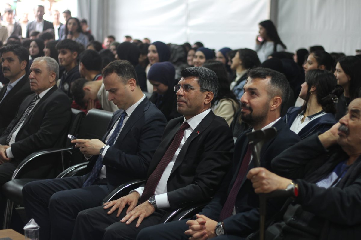 idil_ilcemem's tweet photo. 📍 İdil Kitap Fuarı Açıldı!

Valimiz Sayın Birol EKİCİ, İdil Kaymakamımız Sayın Anıl ADIGÜZEL, İlçe Milli Eğitim Müdürümüz Sayın Mehmet Şirin ARSLAN, il ve ilçe protokolümüz ile kıymetli vatandaşlarımızın teşrifleriyle “İdil Kitap Fuarı” açılış törenini büyük bir coşkuyla gerçekleştirdik.

​Okuyan, sorgulayan ve bilgiyle yükselen bir nesil hedefiyle kapılarını açan fuarımızda; birbirinden değerli yazarlar ve binlerce kitap sizleri bekliyor. Tüm halkımızı bu kültür şölenine ortak olmaya davet ediyoruz.

@sirnakvaliligi 
@birolekici73 
@hkncrt1
@sirnakmem73
@idilKymkmlk
@meh_sirarslan