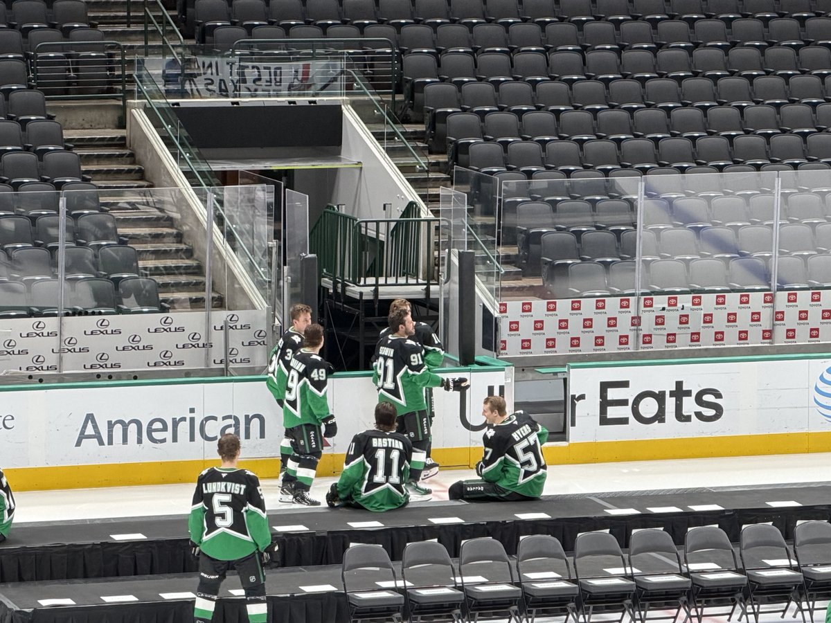 samnestler's tweet photo. Tyler Seguin in the ‘99 for only the third time this season. 

The rest of the injured fellows also in the team picture, of course. https://t.co/7H1kbJerXJ