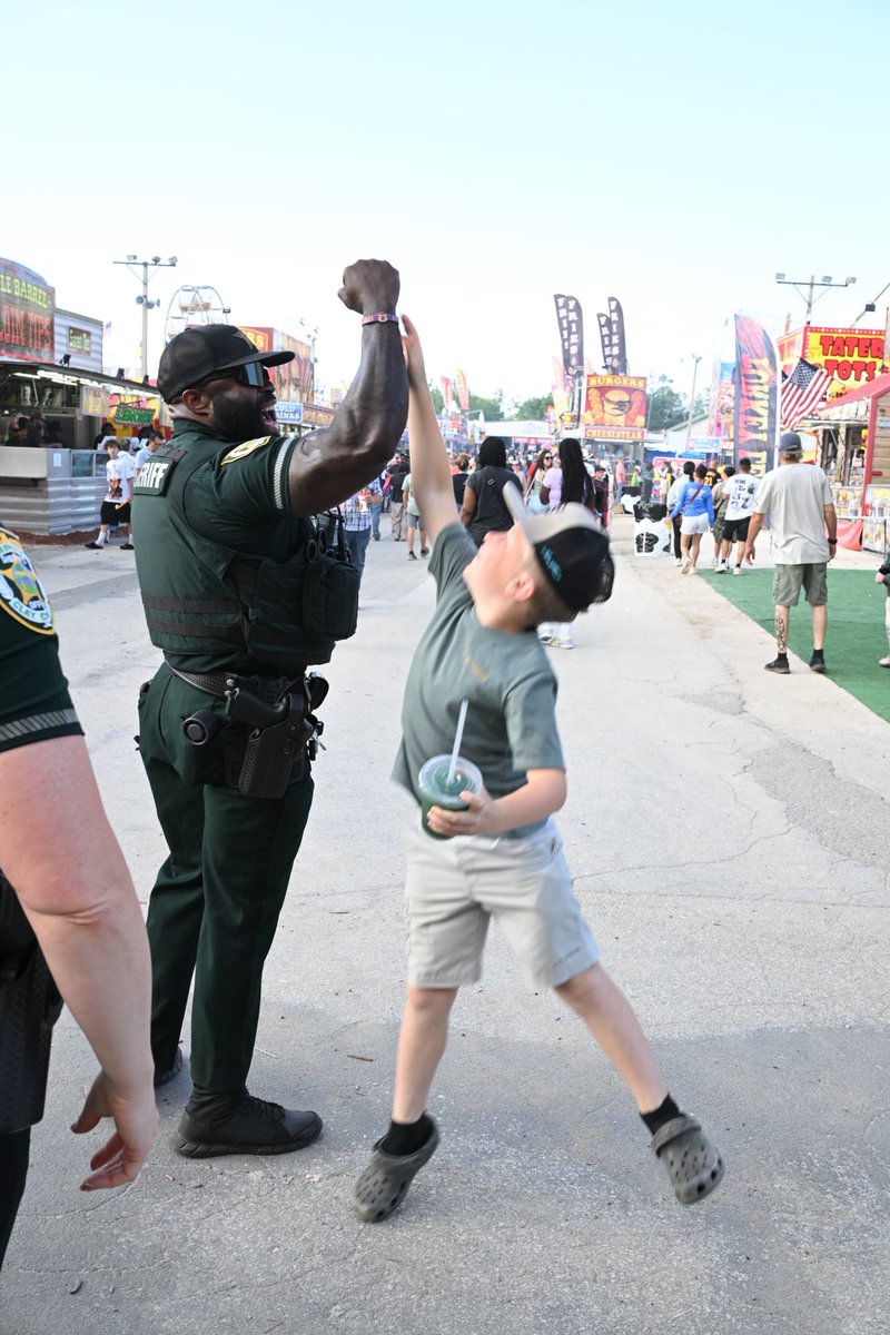 ccsofl's tweet photo. 𝐇𝐈𝐆𝐇 𝐅𝐈𝐕𝐄𝐒 𝐀𝐍𝐃 𝐆𝐎𝐎𝐃 𝐕𝐈𝐁𝐄𝐒!
Happy Monday! Deputy Abrams has been bringing the energy out at the Clay County Fair!
Taste the Fair day kicks off at 2pm, come out for some delicious food and say hi!
#CCSOFL #ProudlyServing #ClayCountyFair https://t.co/7t060n6hfU