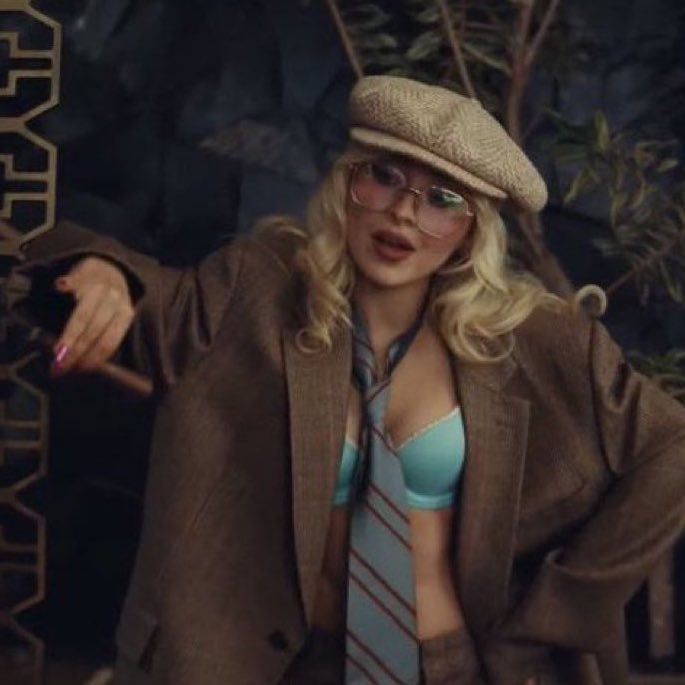 landleopurrd's tweet image. loving this vibe #daddyishome #housetourmusicvideo