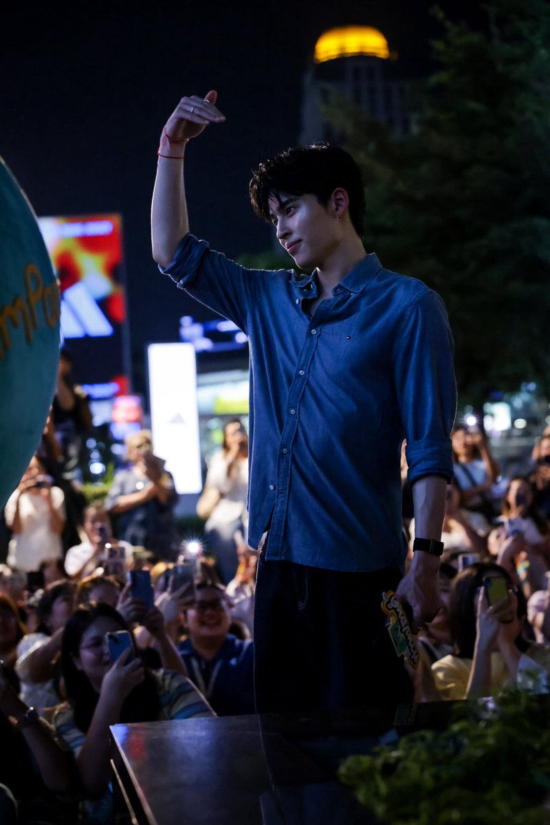 centralwOrld tweet media