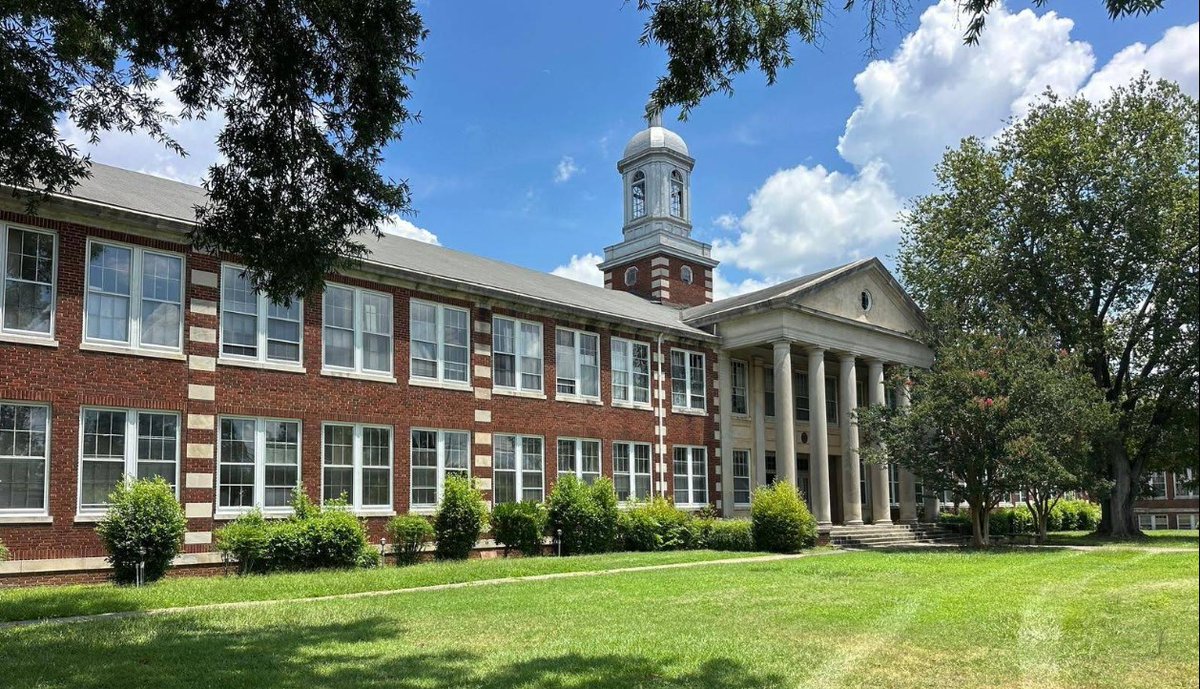 SimpleCRE's tweet photo. Love the look of this old high school converted to an 85 unit apartment complex. Lots of nooks and crannies and unique features. I have respect for developers who repurpose old buildings like this - it's not easy. https://t.co/EmKR16NxIo