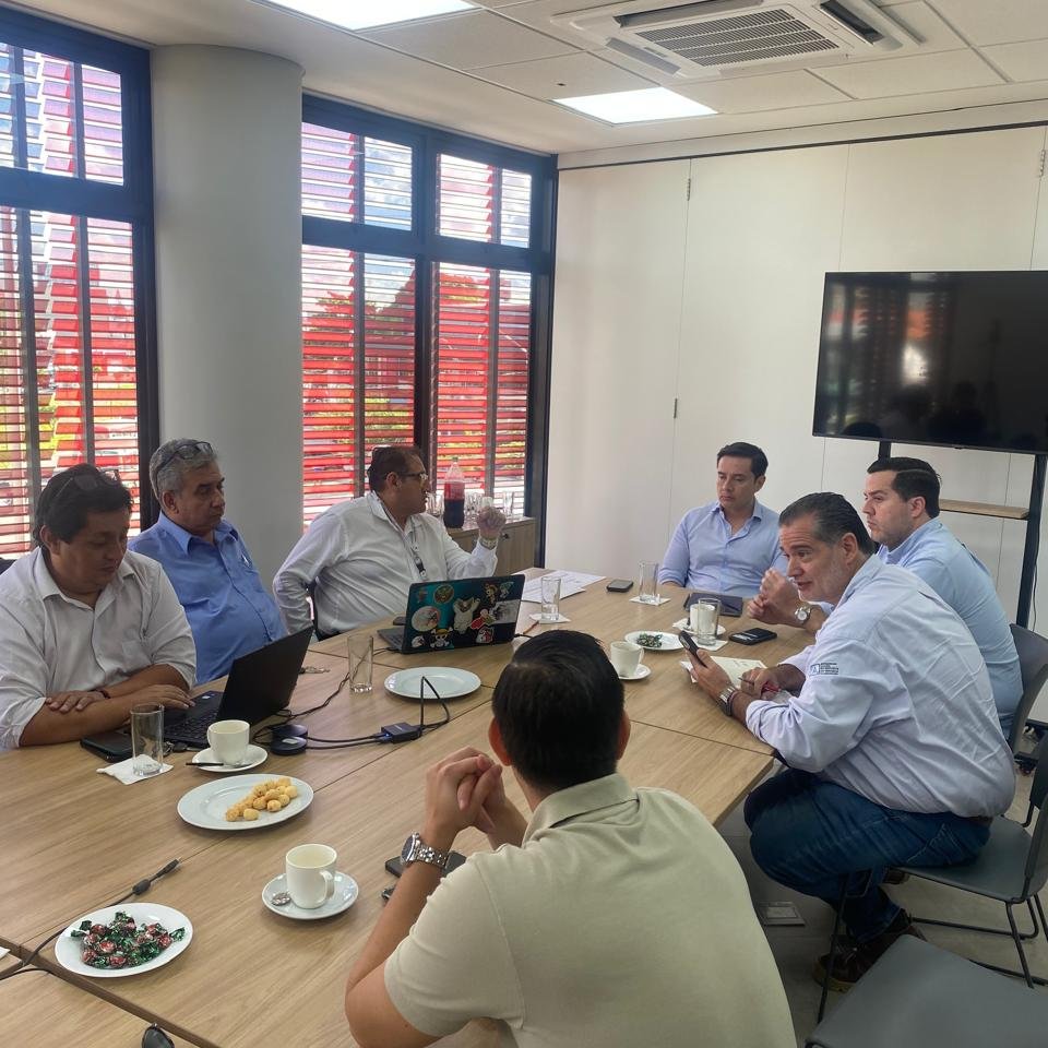 El sector azucarero y #Cadex se reunieron con el Viceministro de Comercio y Logística Interna, Gustavo Serrano Ossorio, para tratar la problemática de la otorgación de cupos de exportación, toda vez que existe un sobre stock de azúcar.