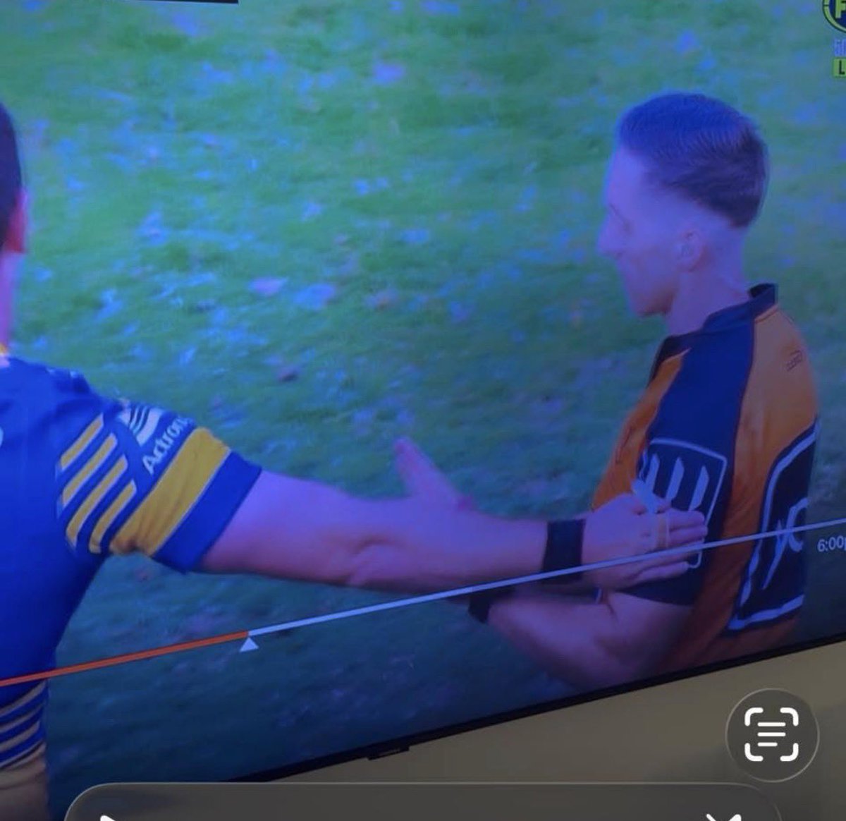 BillTringas's tweet photo. @mitchmoses6 held onto the referee three times during the Parra v Wests game.  What say you @nrl ?   What will happen?  Are players allowed to physically handle referees now?  Is this Italian soccer ??? https://t.co/k1D6JhtzYo