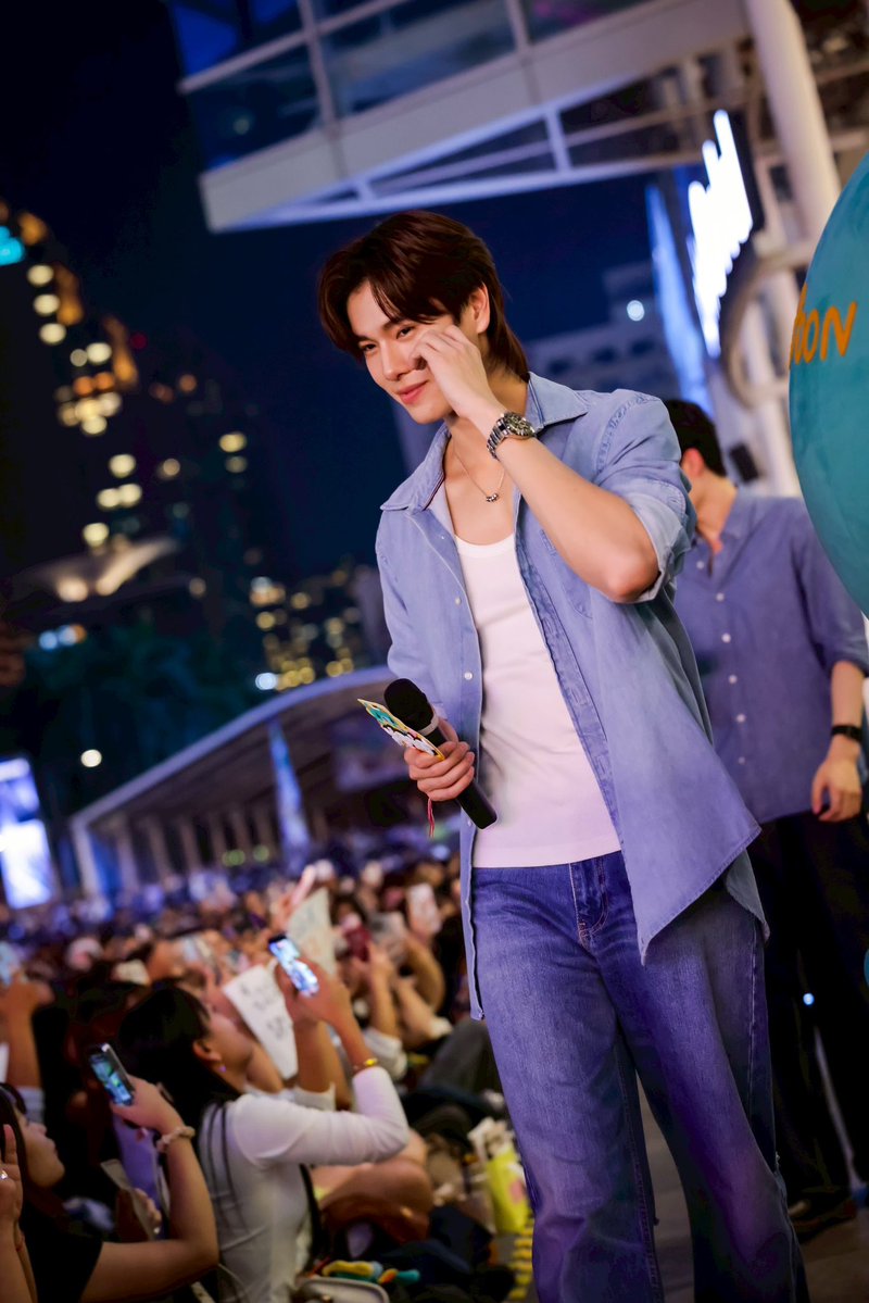 centralwOrld tweet media