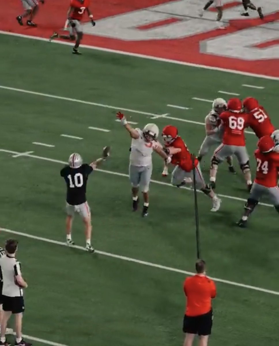 JPlayinwithgas's tweet photo. @BuckeyeBarnes1 @chaseabrown__ @11W Watch the play again and tell me there isn’t a better option here. Your ass should be running too! https://t.co/6vx2fTKobh