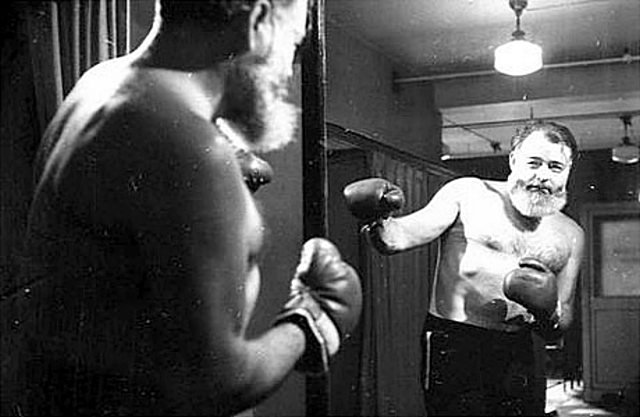 Hoy les contaremos una pelea de boxeo que tuvo como protagonista a Hemingway, al escritor canadiense Callaghan, y que el árbitro fue el mismísimo Scott Fitzerald.

Hemingway y Callaghan se conocieron trabajando para el periódico Toronto Star y se hicieron amigos. Años después,