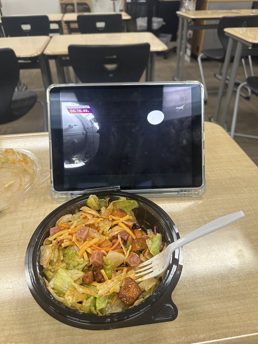 Astro_Aves's tweet photo. Finally lunch time and I get to peacefully watch my favorite mission! https://t.co/DS8XSFM2Dc