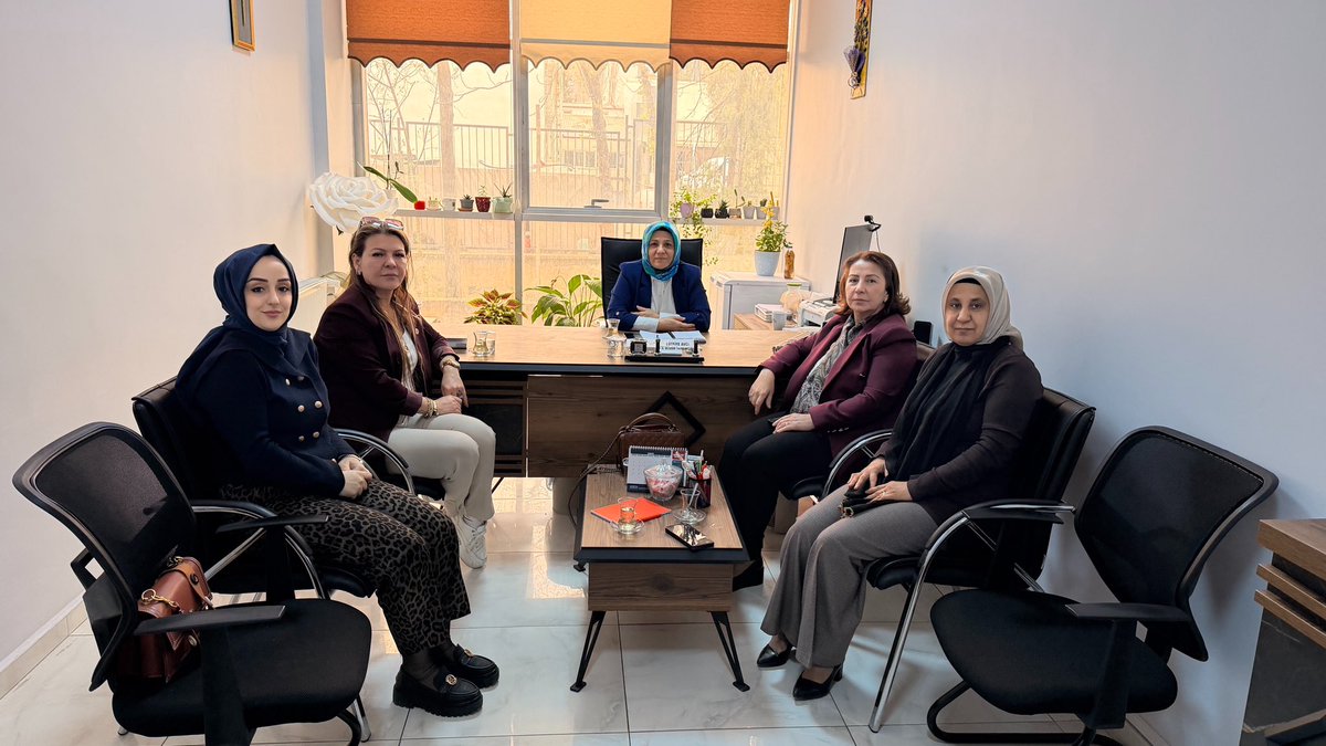 kademgaziantep's tweet photo. KADEM Gaziantep Yürütme Kurulu olarak, Şehitkamil Belediyesi ile bir araya geldik. Kadınlara yönelik çalışmalar üzerine verimli bir görüşme gerçekleştirdik. İş birliği içerisinde ilerleyeceğimiz sürecin hayırlı olmasını diliyoruz. #kademgaziantep #işbirliği #kadınveaile https://t.co/XKvrXOhu76