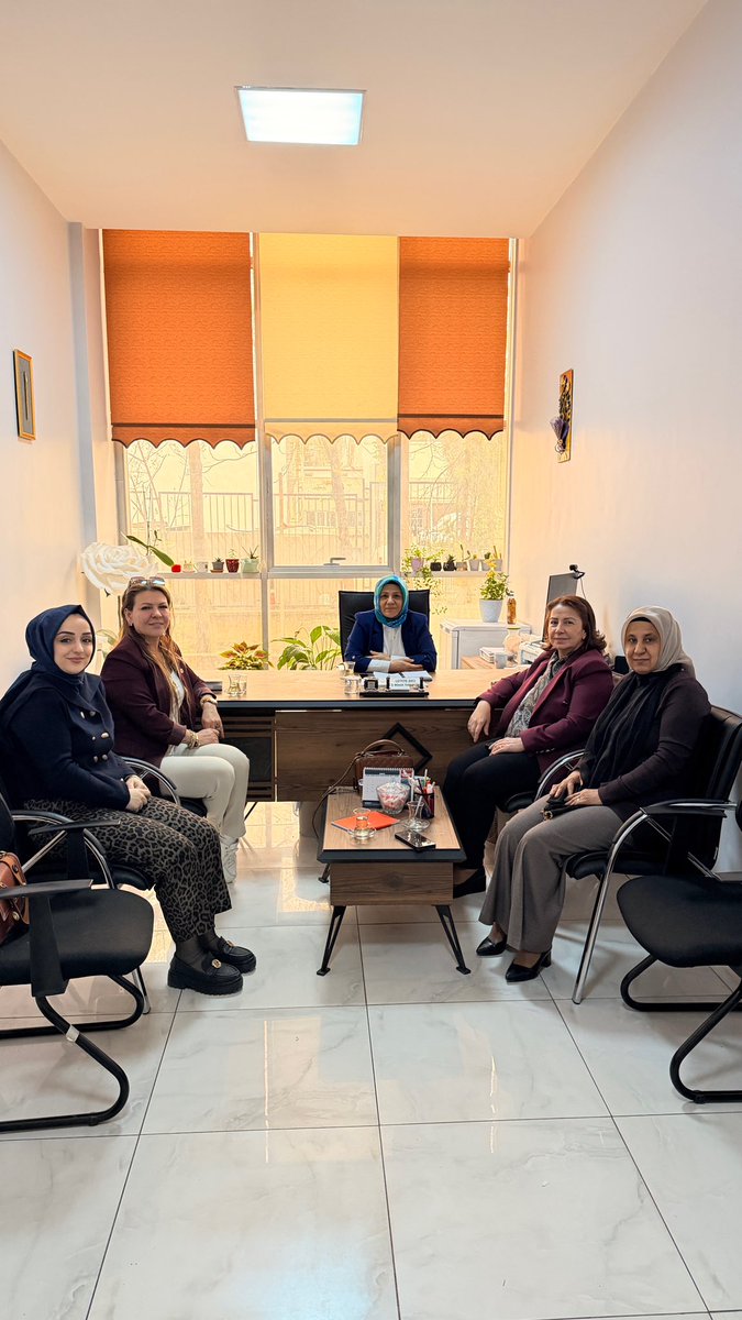 kademgaziantep's tweet photo. KADEM Gaziantep Yürütme Kurulu olarak, Şehitkamil Belediyesi ile bir araya geldik. Kadınlara yönelik çalışmalar üzerine verimli bir görüşme gerçekleştirdik. İş birliği içerisinde ilerleyeceğimiz sürecin hayırlı olmasını diliyoruz. #kademgaziantep #işbirliği #kadınveaile https://t.co/XKvrXOhu76