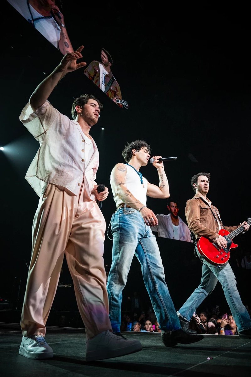 jonas bros pics tweet media