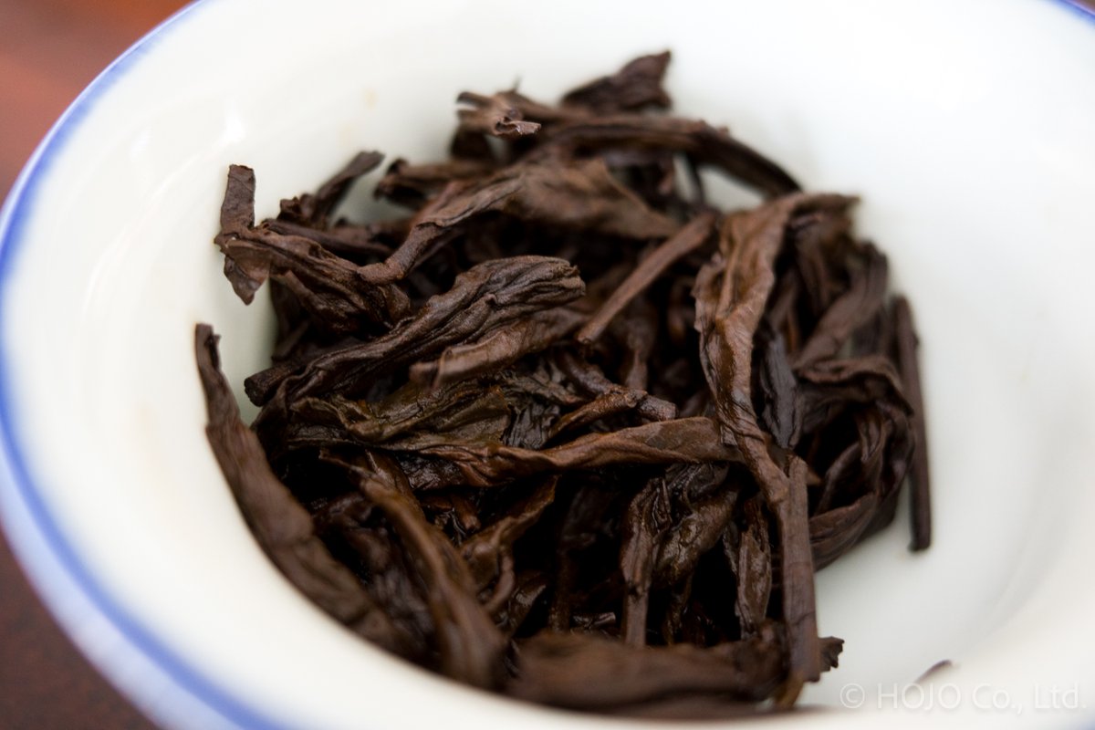 hojotea's tweet photo. 国内外の多くのお客さんから、ミャンマー果敢産のプーアル熟茶を再販してほしいという要望をいただいており、今回の仕入では果敢産のプーアル熟茶を探すことが重要な課題の一つでした。
近年、果敢と雲南省鎮康県南傘鎮の国境が開き、両地域の往来が可能になったため、果敢のお茶が見つけられるのではないかと期待していました。

そして早速、とても良い果敢産の古樹熟茶を一つ見つけました。果敢らしい余韻の長さ、ボディ、濃度の高い味わいを持ち、非常に個性的な香りがあります。

今年は果敢古樹熟茶を仕入れられそうです。

#hojotea #果敢古樹熟茶 #普洱熟茶 #中国茶