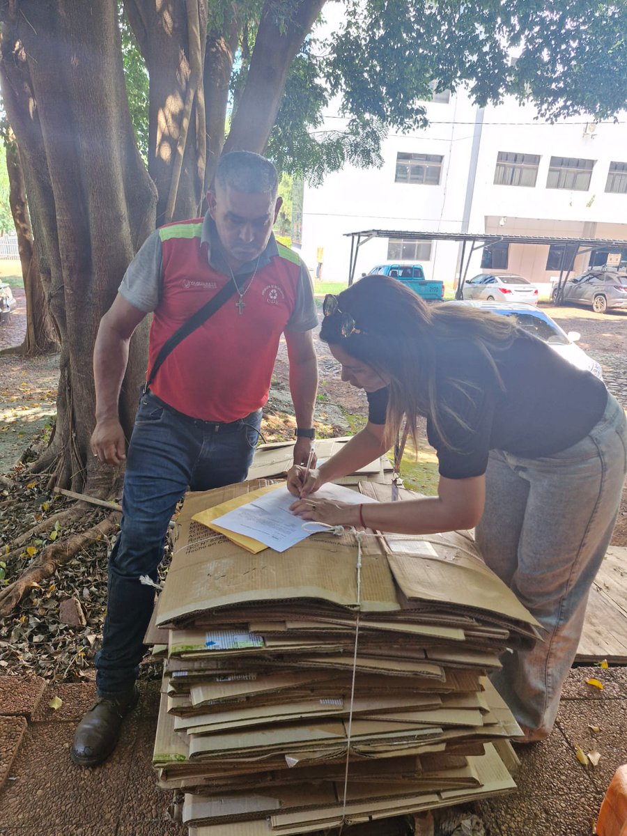 PARA LA GESTIÓN SOSTENIBLE DE RESIDUOS EN LA ADMINISTRACIÓN NACIONAL DE ELECTRICIDAD 

♻️🧾 Se realiza la primera entrega de residuos valorizables en Alto Paraná en el marco del proyecto ANDE RECICLA

Toda la información aquí 👇 
tinyurl.com/5n8k2ap4
