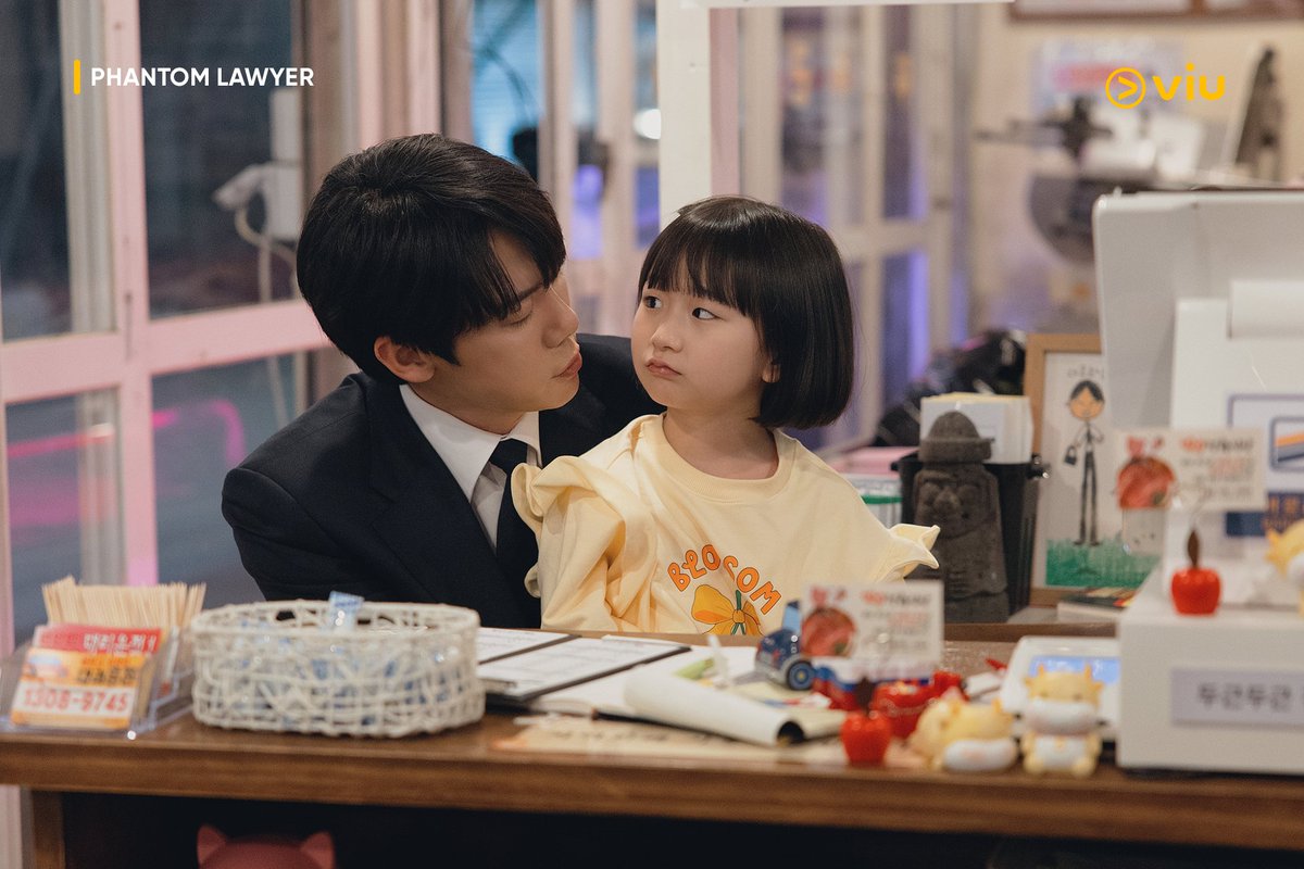 Viu_PH's tweet image. Still in awe of how Yoo Yeon Seok slips into any role so effortlessly. 👏✨

#PhantomLawyer #YooYeonSeok