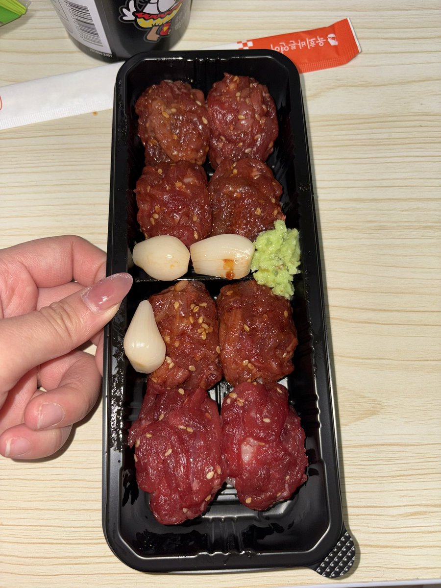 띠용이 tweet media