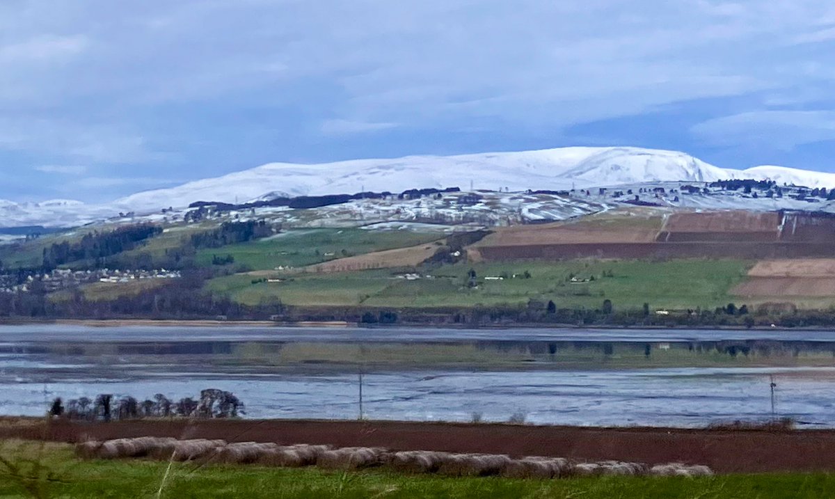 cloudymamma's tweet image. The mighty Ben Wyvis with his white coat on this morning 

Over the Cromarty Firth view 

Scottish Highlands 

#Mountains #Scotland