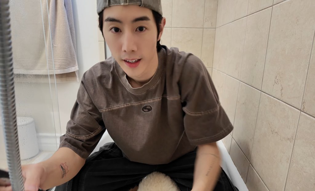 𝐀𝐝𝐨𝐡𝐨𝐥𝐢𝐜𝟗𝟑 tweet media