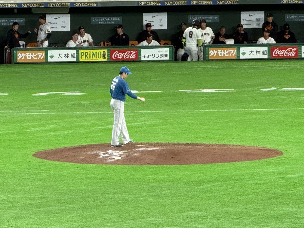 DB0_L27's tweet photo. 今更ですが、行ってました🩵🧡楽しかったなあ〜〜早く野球行きて〜〜
(外野席からのiPhone限界ズーム🙃と、ビジ外にもお辞儀してくれる長野さん)
ビジ外取れなかったのでどっちの��ァンも混ざる系の外野席だったけど、長野さんの応援歌ひっそり歌えたし巨人ファンの父を連れてこられたし結果オーライ😉 https://t.co/Fw8fgwfptW