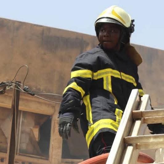 burkina24's tweet photo. 🚒 Héroïne du feu : Une femme, officier sapeur-pompier, brille par son leadership et son courage 

#SauverOuPerir
Source : #BNSP, 6 avril 2026 
NB : Le titre est de #Burkina24 https://t.co/lUPvvyyhLB