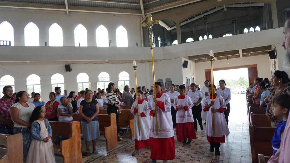 Llenos de paz y unidad, familias, los  feligreses católicos celebran la Misa de Domingo de Resurrección en la Catedral Nuestra Señora de Guadalupe, en la Diócesis de Siuna. ¡Cristo ha resucitado! 📷📷📷