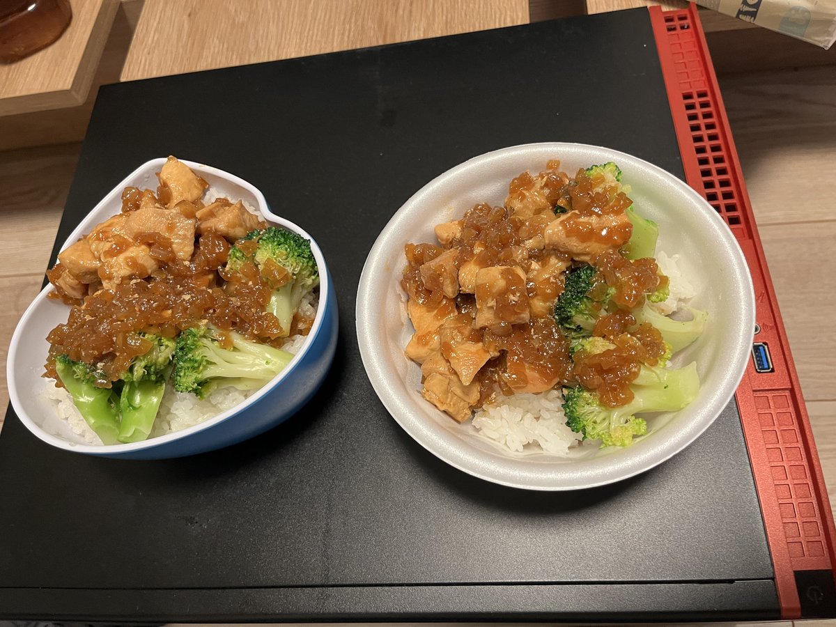 budou08521's tweet photo. 一人暮らしの@LinoZz7u120 家に泊まりにきた！(2日目)晩御飯めっちゃ美味かった！目分量味付け名人の称号をあげよう❗️なお食事テーブルは一つ前のpcだそうです。一人暮らしは大変やね〜。 https://t.co/DnVOsIFHJQ