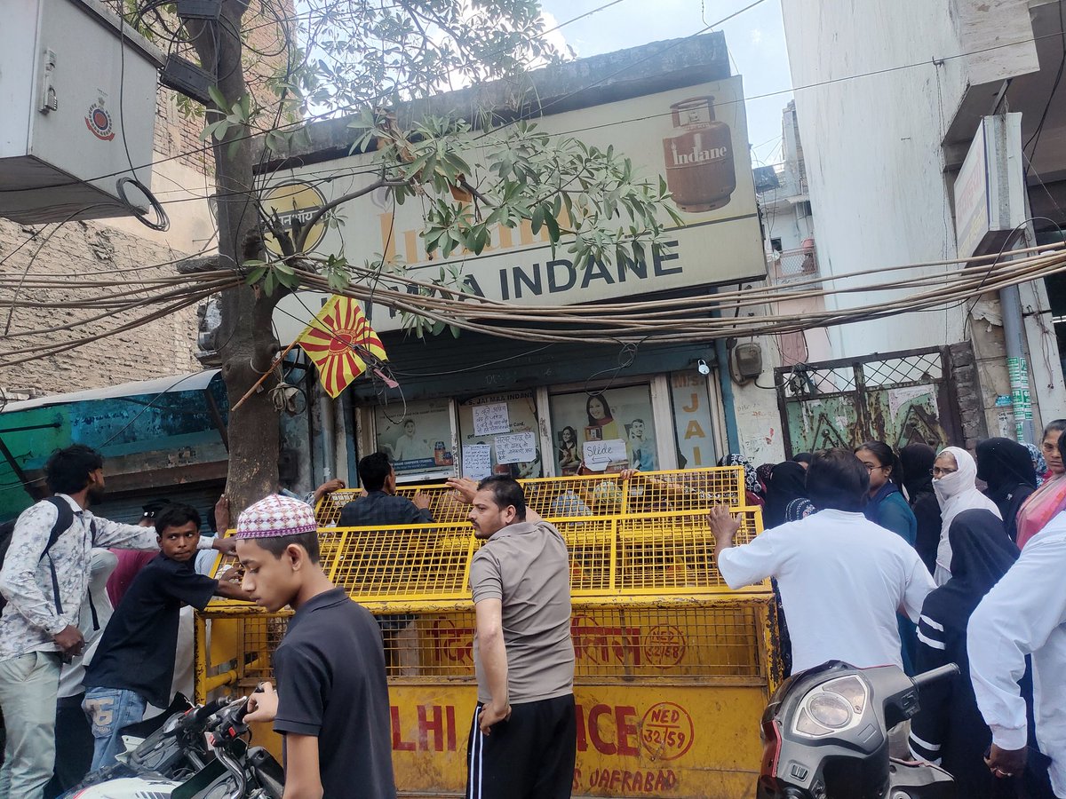 AirHunter00's tweet photo. @IndianOilcl @IndianOilcl
Ground reality bilkul alag hai. Yahaan log ghanto line mein khade hain, 1–2 mahine se cylinder delivery nahi ho rahi. Agency koi proper response bhi nahi de rahi. Aam log bahut pareshan hain. Is par turant action liya jaye. #Indane #LPG https://t.co/I81g3n9HcY