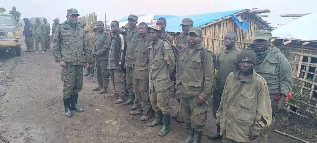 Nyamuhombeza's tweet image. Les assassins de ça coalition #RDF_AFC_M23_TWIRWANEHO🇷🇼 se sont retiré de #CIRUNGA dans le territoire de #KABARE au #SUD_KIVU🇨🇩, et regardez qu'elle a étée la joie de la population locale svp🤔🤔🤔🤔

Pourquoi toute cette joie? 
Les gens se sentent libérés c'est