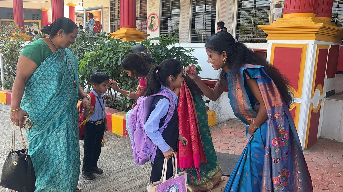 GlobalNashik's tweet image. Global International School warmly welcomed students for the new academic year with a special morning assembly. Students were greeted by our mascot with traditional tilak welcome. We also celebrated 9 years of excellence and growth. 
#NewAcademicYear #9YearsOfExcellence