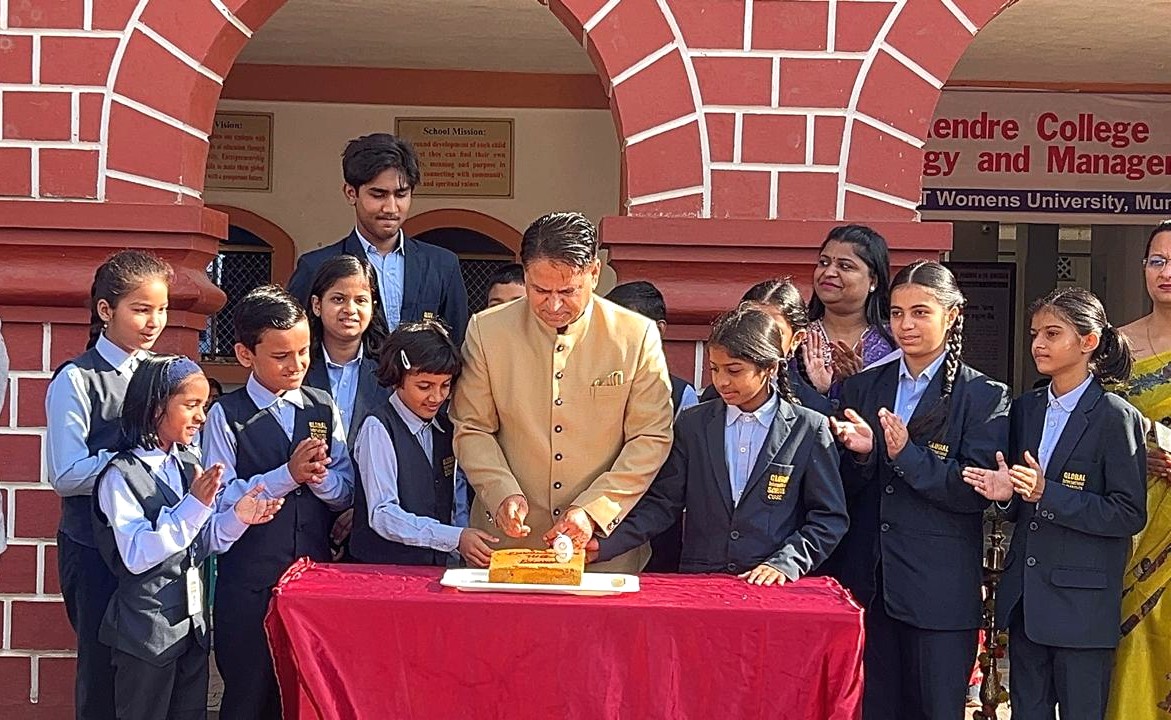 GlobalNashik's tweet image. Global International School warmly welcomed students for the new academic year with a special morning assembly. Students were greeted by our mascot with traditional tilak welcome. We also celebrated 9 years of excellence and growth. 
#NewAcademicYear #9YearsOfExcellence