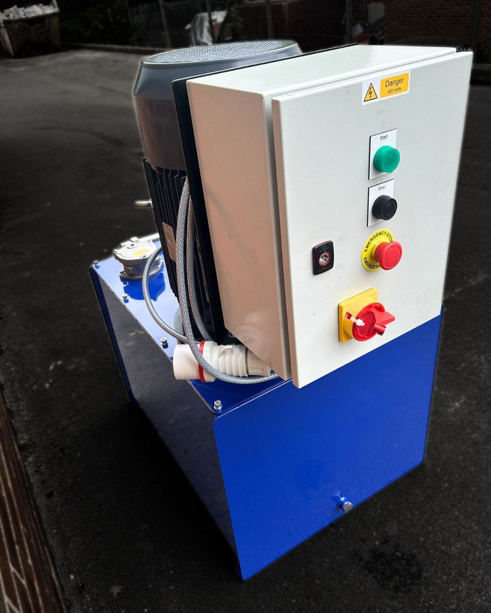 vhshydraulics's tweet image. 15kW Motor on a 180L tank with the trusty Walvoil SD11/1 Valve. #hydraulics #powerpack #bespokehydraulics #engineers #engineering