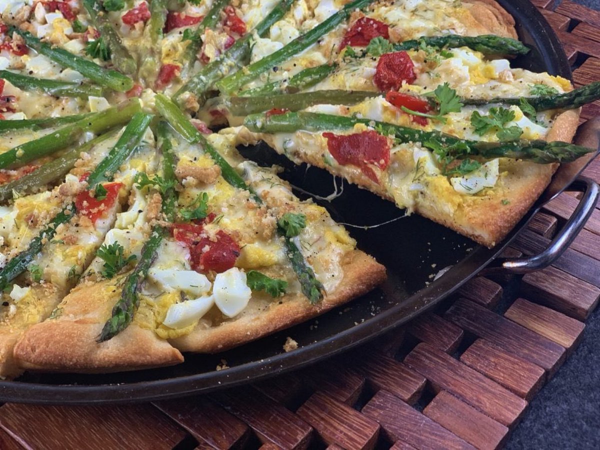 GGoodtaste's tweet image. Use your Easter Egg #leftovers in this DeviledEgg Pizza with fresh asparagus  - find the recipe in the comments #MeatlessMonday #EasterMonday