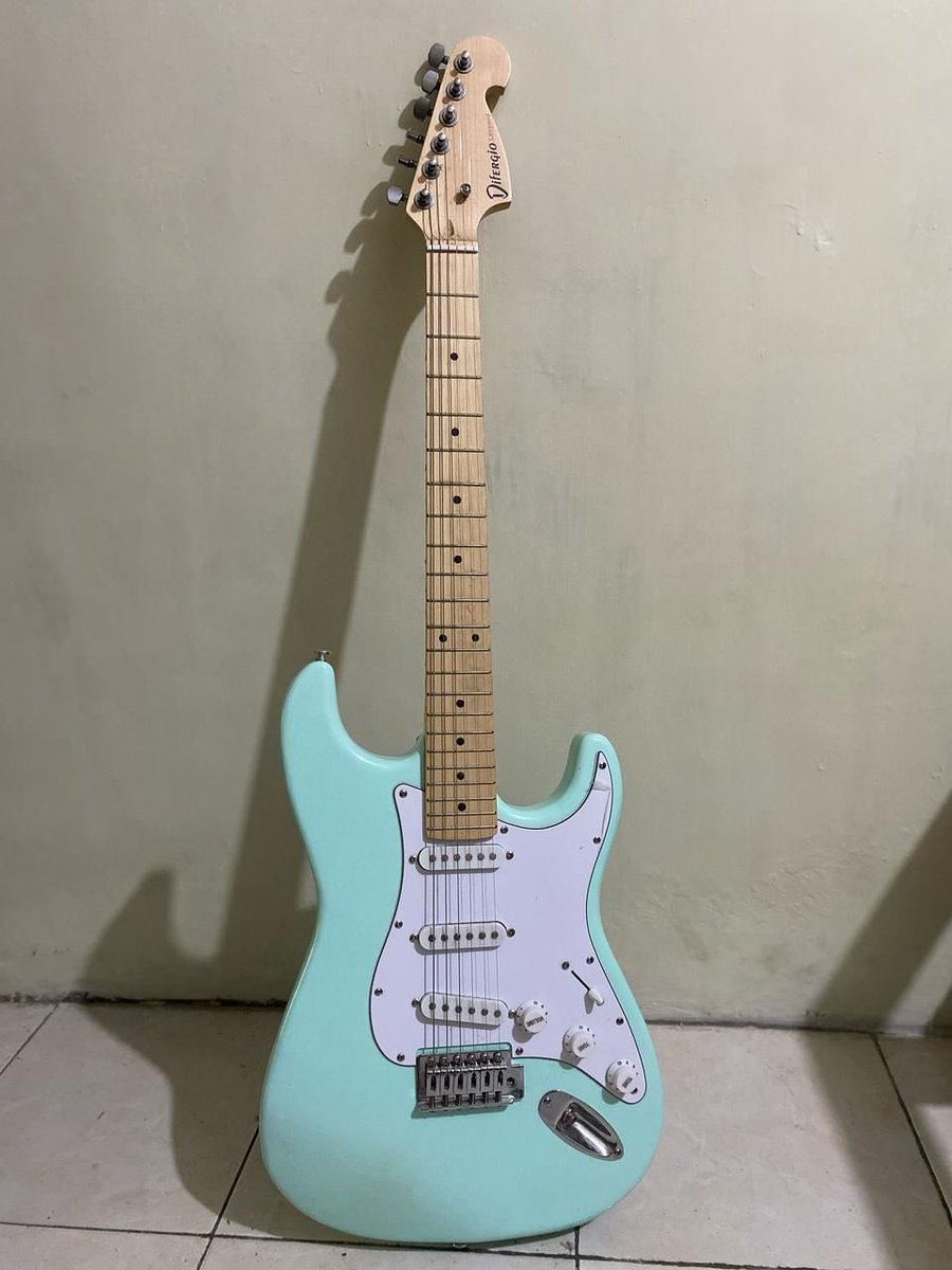 berrypiezzz's tweet photo. wts gitar elektrik difergio+ampli(bonus kabel jek&amp;gigbag) mulusss bgt new baru dibeli feb kmrn. aku jual 1,3jt monggo bisa nego. kl mau beli gitarnya/amplinya aja bisa dm for the price. lok jogja
 
#wts #jogja #zonauang #zonabu https://t.co/cIpki1WB7E