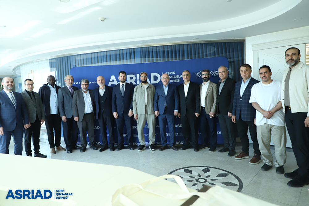 asriadgm's tweet photo. ASRİAD üyelerine Medine'de yatırım fırsatları

Suudi Arabistan Medine Belediye Başkan Yardımcısı ve Yatırım Başkanlığı Vekili Abdul Rahman Hamdan Alsobhi ile Yatırım Pazarlama Sorumlusu Hamoud Al-Aradi, ASRİAD Genel Başkanı İ. Cemil Yıldız ve Yönetim Kurulu Üyelerine bir ziyaret gerçekleştirdi.

Dernek genel merkezinde gerçekleştirilen ziyarette Suudi Arabistan Medine'de yapılabilecek yatırımlar ve işbirlikleri konusunda karşılıklı görüş alışverişinde bulunuldu.

Toplantıya; ASRİAD adına Genel Başkan İ. Cemil Yıldız, Genel Başkan Vekili Sıtkı Abdullahoğlu, Dış İlişkiler Komisyon Başkanı Yusuf Bilgin, Yatırım ve Projeler Komisyon Başkanı İsmail Hakkı Kuran, OSB Komisyon Başkanı Ahmet Süvarioğlu, Sektörel Yapılanma Sanayi Sektörü Başkanı Kadir Tan, Dış İlişkiler Komisyon Başkan Yardımcısı Ömer Adıyaman, Proje Bankasından Sorumlu Yönetim Kurulu Üyesi Tuncay Erhan Yanar, Dış İlişkiler Komisyon Üyesi Sinan Deniz, Genel Sekreter Fatih Uğur ve ASRİAD üyesi Serkan Keser katıldılar.

Programda Medine Belediye Başkan Yardımcısı Abdul Rahman Hamdan Alsobhi, Medine özelinde yatırım fırsatları hakkında bilgi verirken 213 proje için 7 milyar dolar toplam yatırım yapıldığını, 15 proje konusunda da ortak yatırımlara hazır olduklarını dile getirdi. Medine'de turizm alanında yüzde 65, konaklamada yüzde 77, lojistikte yüzde 42, tarımda yüzde 45, ticarette yüzde 76, sanayide yüzde 70, sağlıkta yüzde 30 ve eğitimde de yüzde 35 açık bulunduğunu, bu sektörlerde yatırım ve yatırımcı aradıklarını dile getirdi.

Turizm alanında Medine'nin girişinde 340 bin metrekare yatırım alanı bulunduğunu, bu alanın her ülke için önemli fırsatlar oluşturduğunu belirten Alsobhi, ikinci yatırım alanının 50 bin metrekare ile Akik Vadisi'nde, üçüncü yatırım alanının ise Uhud'da yer aldığını ve buraya özellikle bir teleferik projesi düşündüklerini, bunun için de yatırımcı aradıklarını vurguladı. 

Sanayi, eğitim, sağlık, turizm, depolama ve lojistik sektörlerinde de yatırım fırsatları hakkında bilgi veren Alsobhi, bankacılık kredi imkanları, yatırım fonları ve Suudi firmalarla işbirliği hakkında da gerekli bilgilendirmelerde bulundu.

Toplantı sonunda ASRİAD Genel Başkanı İ.Cemil Yıldız tarafından, Medine Belediye Başkan Yardımcısı Abdul Rahman Hamdan Alsobhi'ye "Önce Nitelik" plaketi takdim edildi.

#yatırım #ticaret #ekonomi #öncenitelik