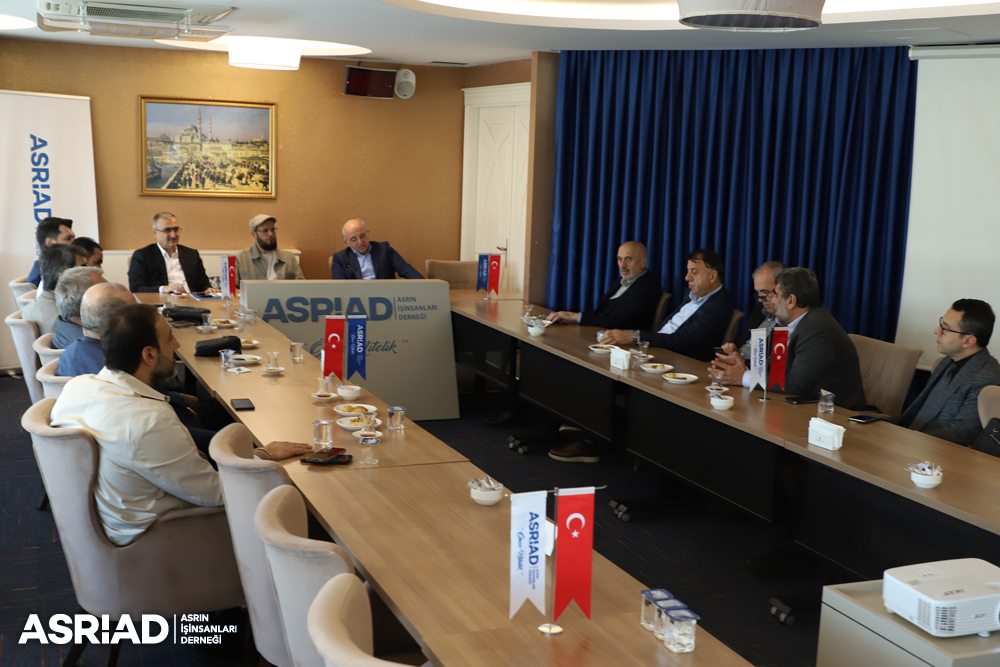 asriadgm's tweet photo. ASRİAD üyelerine Medine'de yatırım fırsatları

Suudi Arabistan Medine Belediye Başkan Yardımcısı ve Yatırım Başkanlığı Vekili Abdul Rahman Hamdan Alsobhi ile Yatırım Pazarlama Sorumlusu Hamoud Al-Aradi, ASRİAD Genel Başkanı İ. Cemil Yıldız ve Yönetim Kurulu Üyelerine bir ziyaret gerçekleştirdi.

Dernek genel merkezinde gerçekleştirilen ziyarette Suudi Arabistan Medine'de yapılabilecek yatırımlar ve işbirlikleri konusunda karşılıklı görüş alışverişinde bulunuldu.

Toplantıya; ASRİAD adına Genel Başkan İ. Cemil Yıldız, Genel Başkan Vekili Sıtkı Abdullahoğlu, Dış İlişkiler Komisyon Başkanı Yusuf Bilgin, Yatırım ve Projeler Komisyon Başkanı İsmail Hakkı Kuran, OSB Komisyon Başkanı Ahmet Süvarioğlu, Sektörel Yapılanma Sanayi Sektörü Başkanı Kadir Tan, Dış İlişkiler Komisyon Başkan Yardımcısı Ömer Adıyaman, Proje Bankasından Sorumlu Yönetim Kurulu Üyesi Tuncay Erhan Yanar, Dış İlişkiler Komisyon Üyesi Sinan Deniz, Genel Sekreter Fatih Uğur ve ASRİAD üyesi Serkan Keser katıldılar.

Programda Medine Belediye Başkan Yardımcısı Abdul Rahman Hamdan Alsobhi, Medine özelinde yatırım fırsatları hakkında bilgi verirken 213 proje için 7 milyar dolar toplam yatırım yapıldığını, 15 proje konusunda da ortak yatırımlara hazır olduklarını dile getirdi. Medine'de turizm alanında yüzde 65, konaklamada yüzde 77, lojistikte yüzde 42, tarımda yüzde 45, ticarette yüzde 76, sanayide yüzde 70, sağlıkta yüzde 30 ve eğitimde de yüzde 35 açık bulunduğunu, bu sektörlerde yatırım ve yatırımcı aradıklarını dile getirdi.

Turizm alanında Medine'nin girişinde 340 bin metrekare yatırım alanı bulunduğunu, bu alanın her ülke için önemli fırsatlar oluşturduğunu belirten Alsobhi, ikinci yatırım alanının 50 bin metrekare ile Akik Vadisi'nde, üçüncü yatırım alanının ise Uhud'da yer aldığını ve buraya özellikle bir teleferik projesi düşündüklerini, bunun için de yatırımcı aradıklarını vurguladı. 

Sanayi, eğitim, sağlık, turizm, depolama ve lojistik sektörlerinde de yatırım fırsatları hakkında bilgi veren Alsobhi, bankacılık kredi imkanları, yatırım fonları ve Suudi firmalarla işbirliği hakkında da gerekli bilgilendirmelerde bulundu.

Toplantı sonunda ASRİAD Genel Başkanı İ.Cemil Yıldız tarafından, Medine Belediye Başkan Yardımcısı Abdul Rahman Hamdan Alsobhi'ye "Önce Nitelik" plaketi takdim edildi.

#yatırım #ticaret #ekonomi #öncenitelik
