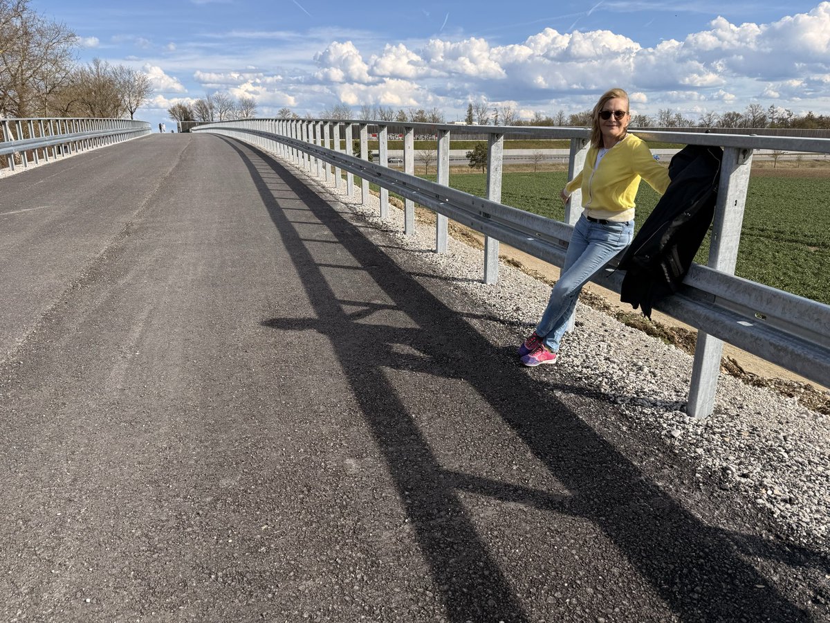 HauptmannGaby's tweet photo. Kann mir mal jemand erklären, warum man für einen einfachen Fahrradweg (Garching bei München) so einen abstrusen, monströsen und sicherlich sehr teuren Leitplanken-Aufbau braucht? Gibt es den bei der Tour de France auch? 🙏����🙏 https://t.co/nsH2cSEeH2
