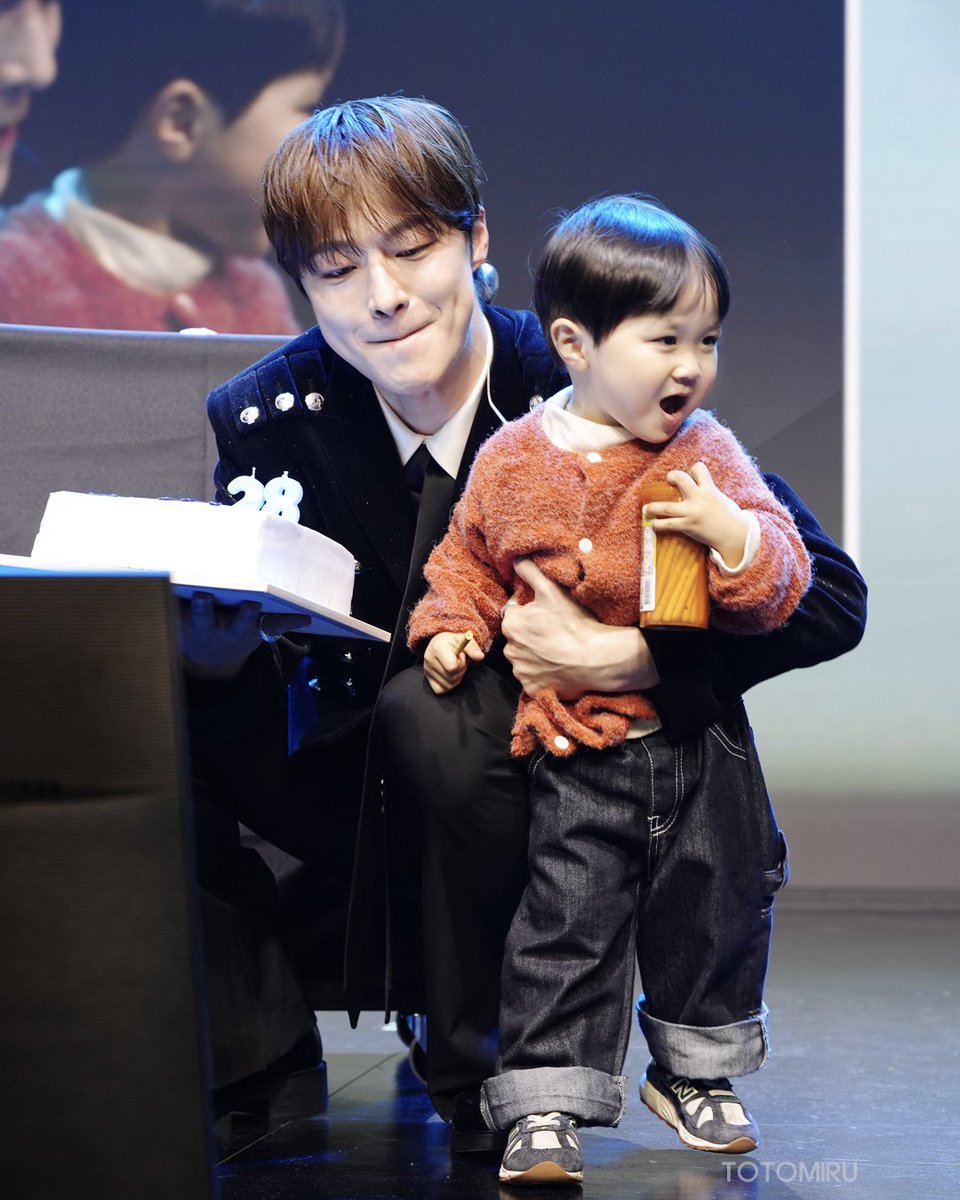 totomiru09's tweet image. 💚2026 배인혁 팬미팅 서울💚
유호가 자라서 힘든 인혁삼촌😮
(웃지마 웃지말라고 나님아 ㅋㅋㅋ)
손등에 핏줄이ㅎㅎ
그래도 한손으로 휙!!!🌬️들었어요💚
내가봤음ㅋㅋㅋ멋쪄💪
#배인혁 #BaeInHyuk #OurUniverse