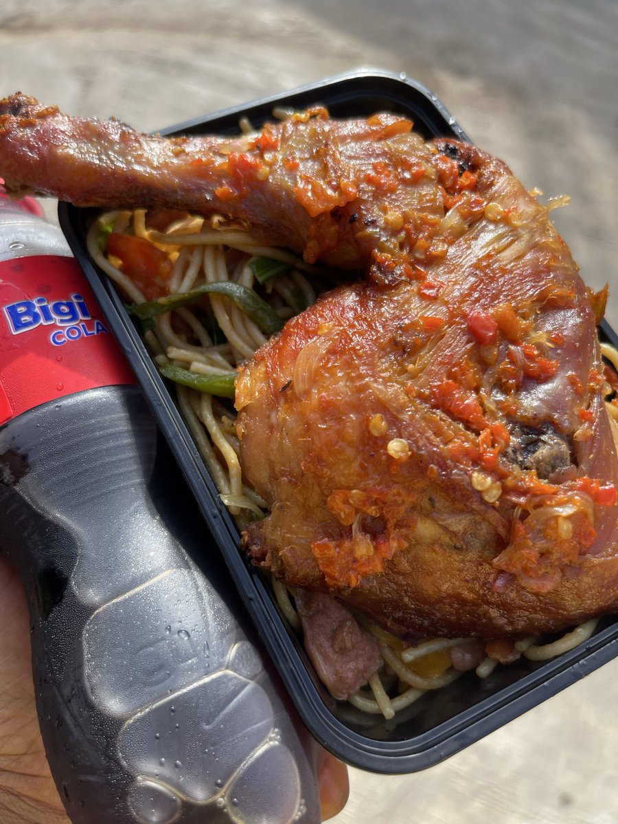 EWCFOODS's tweet photo. Our yummy stir-fry spag with full chicken thigh is available on preorder every Thursday for just N6500, and it comes with a free drink. 
📍Ogba Ikeja Lagos 

Blord Tinubu Mtn vdm instablog chinwetalu agu https://t.co/dCfv1uknpY