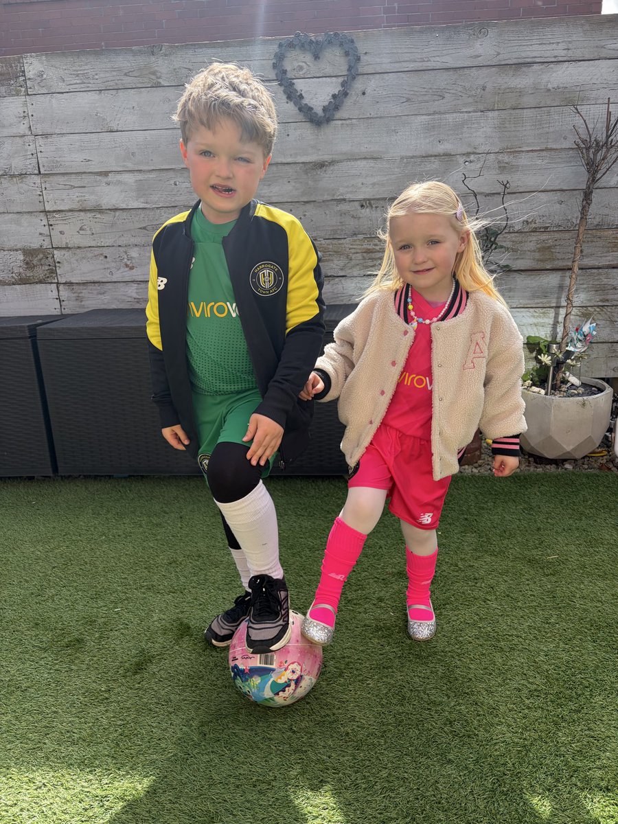 First game for this little lady <a href="/HarrogateTown/">Harrogate Town AFC</a>  
💛🖤🩷