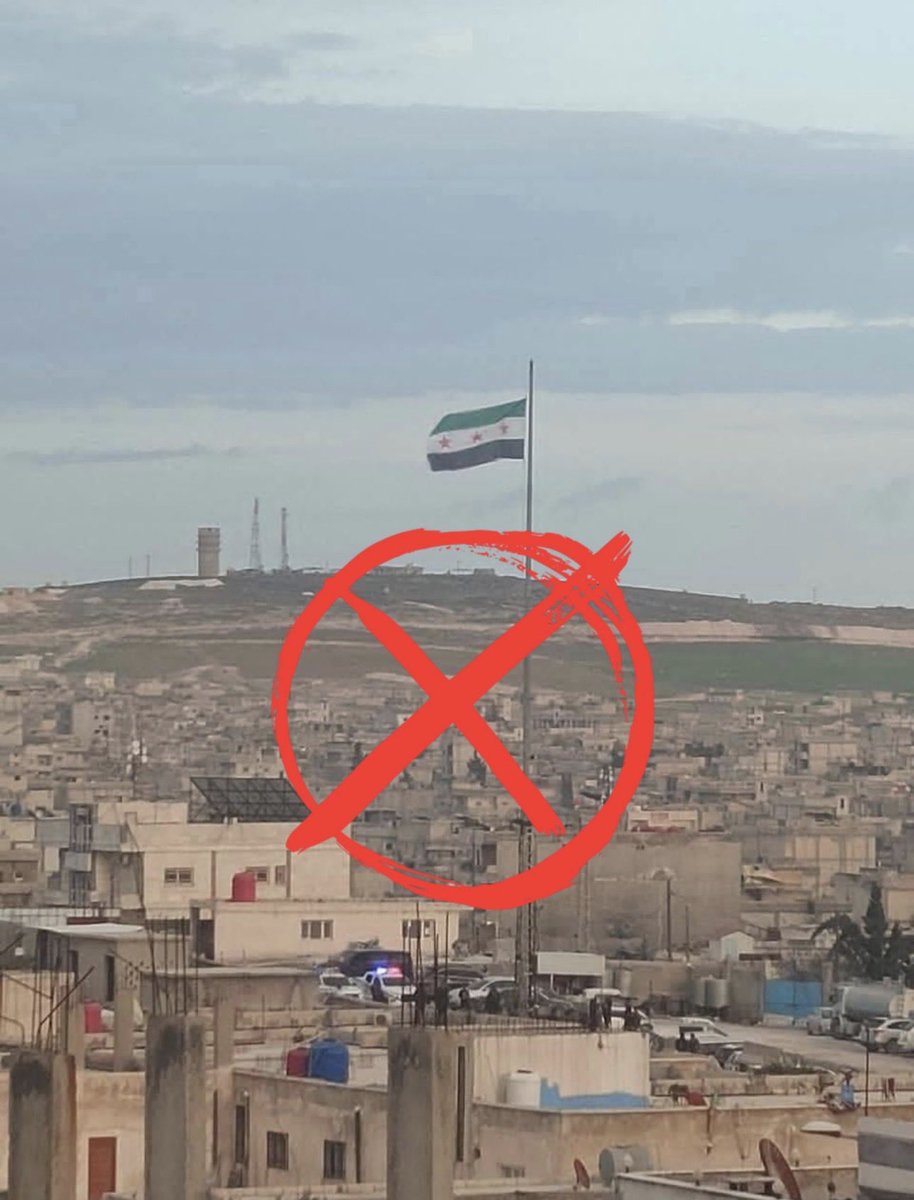 Ugurtekin_'s tweet photo. 12 yıllık savaş, göç, sefalet ve 20.000 Kürt savaşçının kaybından sonra sonuç: Kobanî’ye dikilen, dev Suriye bayrağı mı
Rojava yönetimine soruyorum, madem bu bayrağı kabul edecektiniz, o halde bunca yıl neden savaştınız? https://t.co/2J3xCrQTSh