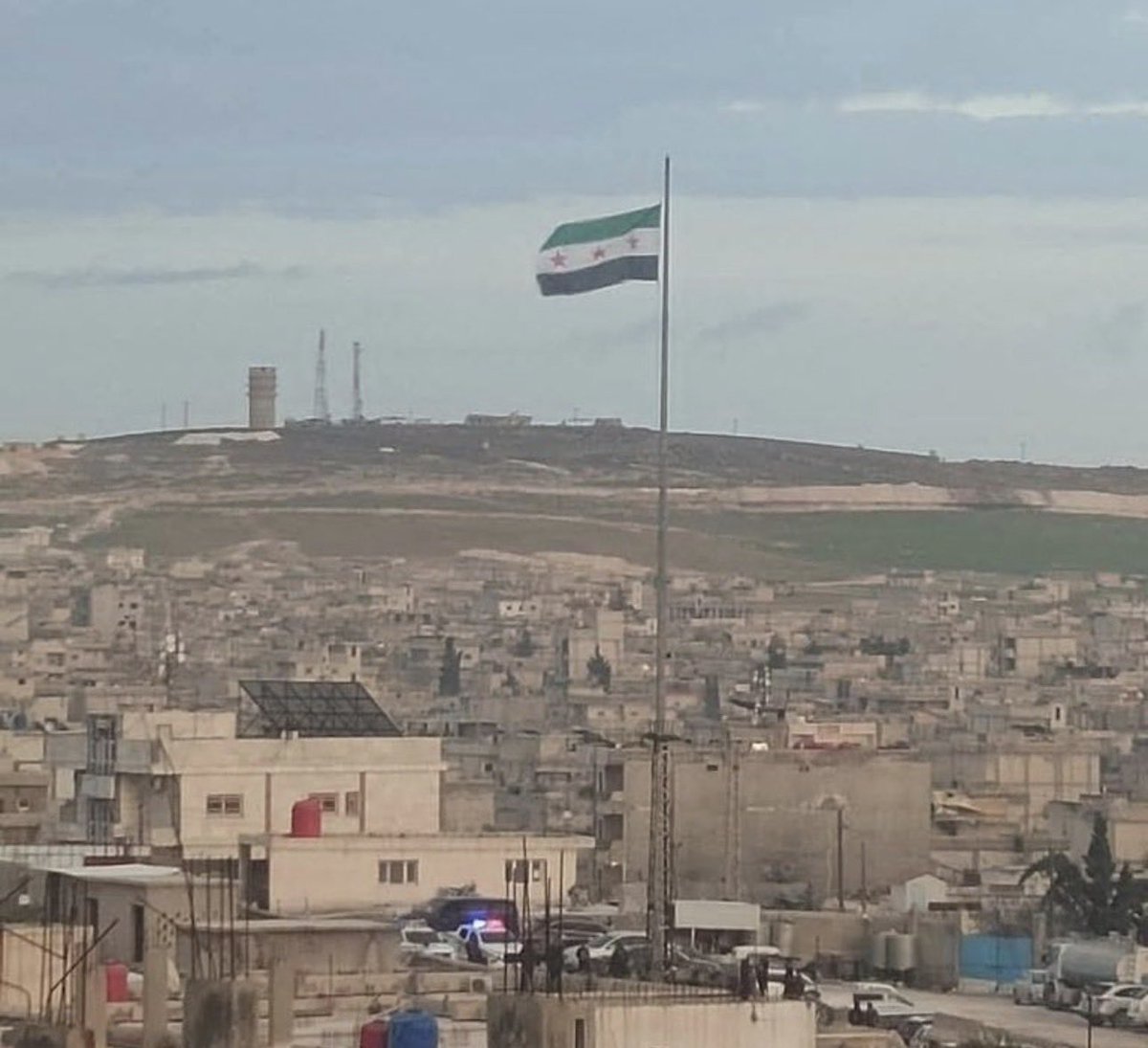 Ugurtekin_'s tweet photo. 12 yıllık savaş, göç, sefalet ve 20.000 Kürt savaşçının kaybından sonra sonuç: Kobanî’ye dikilen, dev Suriye bayrağı mı
Rojava yönetimine soruyorum, madem bu bayrağı kabul edecektiniz, o halde bunca yıl neden savaştınız? https://t.co/2J3xCrQTSh