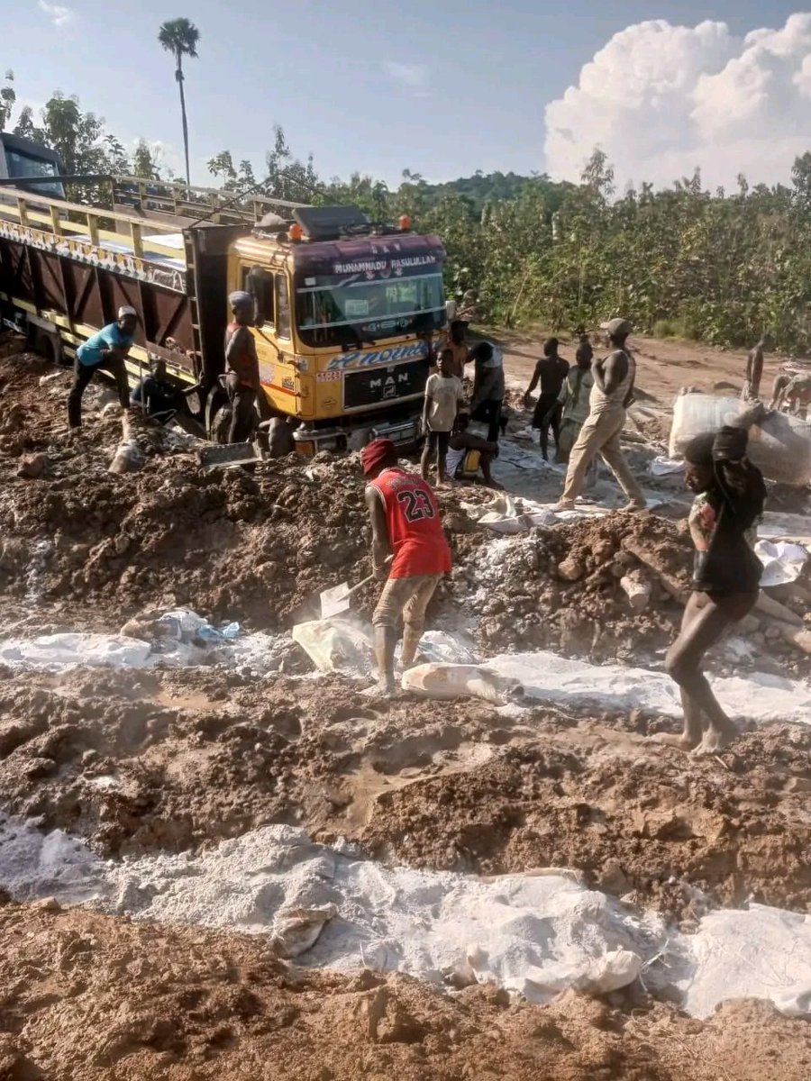 Austine_AAA's tweet photo. @ruffydfire @ARISEtv @abati1990 Please need help Idoani, this is Federal road from Ipele to Idoani to Isuwa to Akoko Edo straight to Abuja @channelstv This pain is to much for our people, we need help 😢 🙏 https://t.co/Zp9KKQWba1