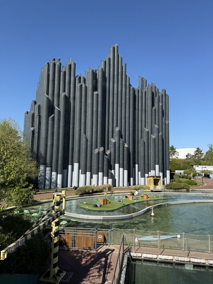 ThemeParkWW's tweet image. We’re having a brilliant day so far at Futuroscope and love how different this park this 😍 There’s so many unique attractions and experiences and the show buildings are really nicely designed with stunning architecture! 

#futuroscope
