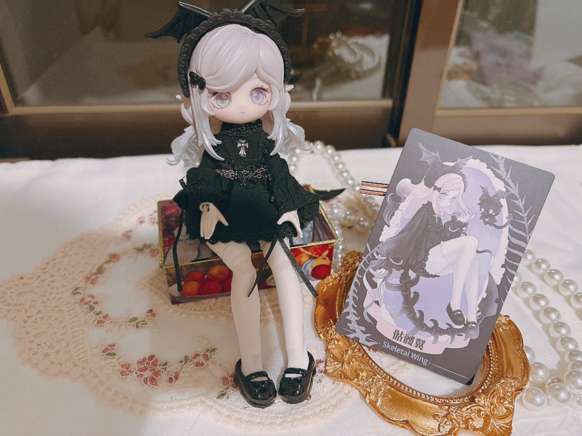 今日出かけ先で人生初めてのブラインドドールちゃんなるものを衝動買いしてしまった...！！お人形って本当全然触ってこなかったけどかわいいすぎる🙄🙄🙄