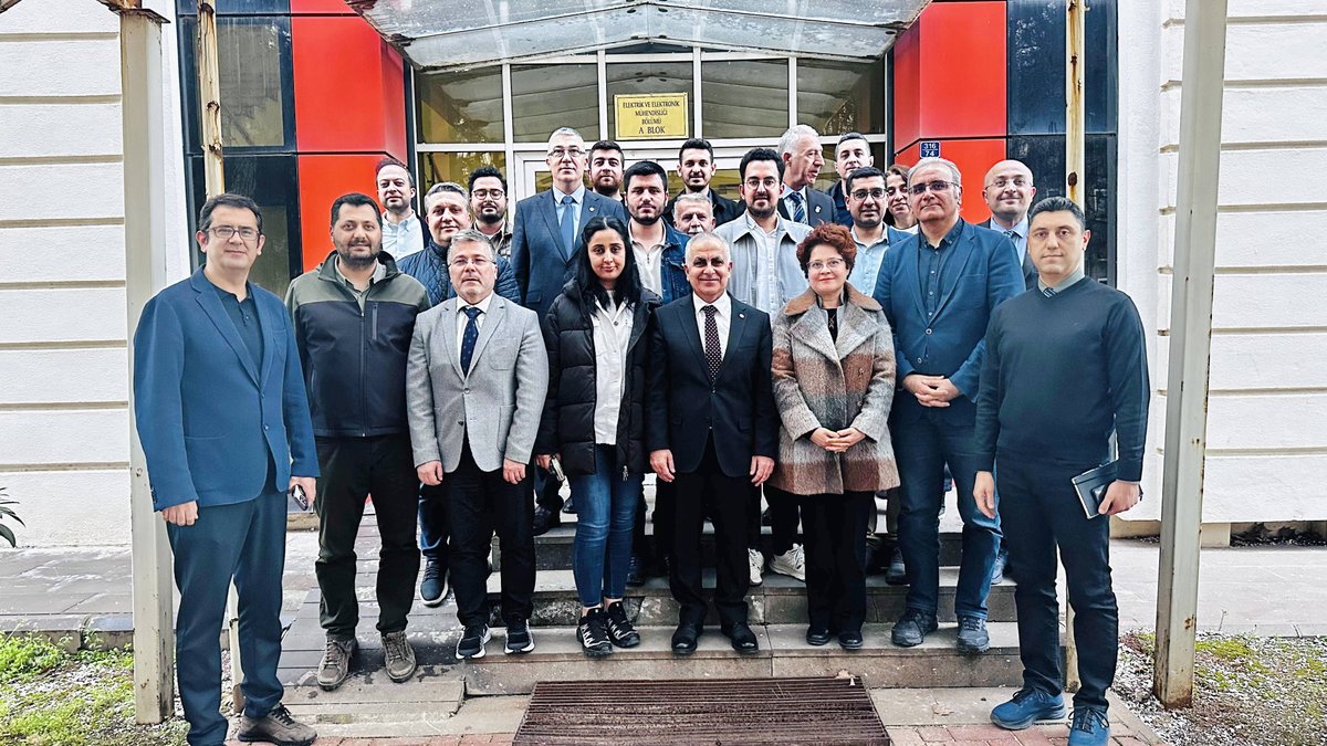 gaziantepUniv's tweet photo. Rektörümüz Prof. Dr. @SaitMesutDogan, Elektrik-Elektronik Mühendisliği Bölümü’nü ziyaret ederek akademisyenlerle bir araya geldi. https://t.co/vtZtKdR7mw