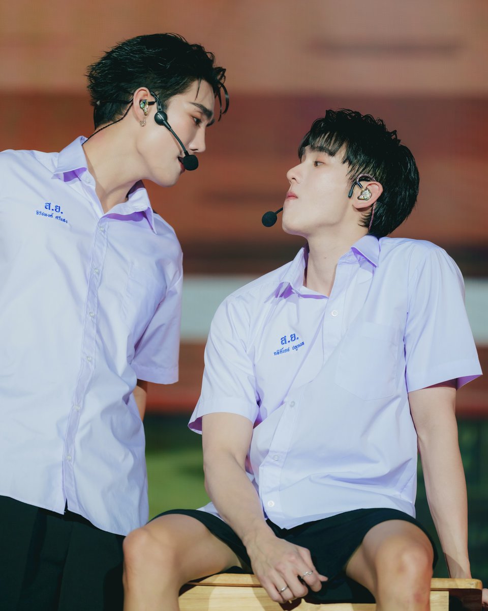 [open.spotify.com/track/3RAiJTMH…] forever crush. 🏫🎒