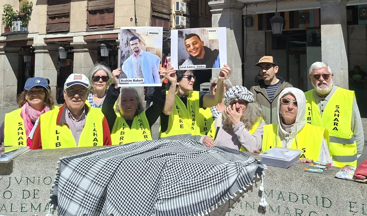 contramutis's tweet photo. Los estudiantes saharahuis Brahim Babit y Salah Eddine Sablos, presos en Marruecos,  están en huelga de hambre por las pésimas condiciones de reclusión. Ante el @MAECgob para que #España actúe por los #DDHH y la libertad  de los presos saharauis en cárceles marroquís https://t.co/VozpNInxRt
