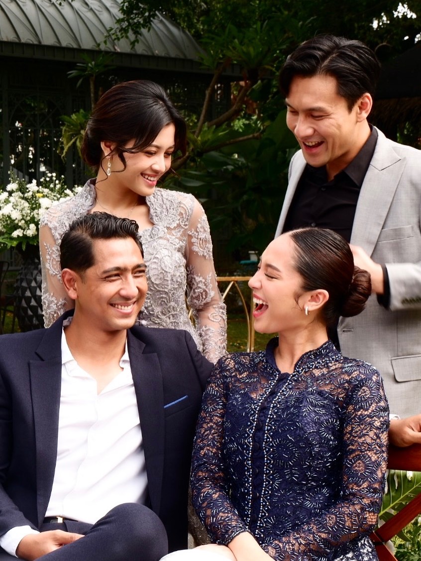 Aira_labiba1721's tweet photo. Aihhh gemes bgt sama foto2 nih🥰
"Sena,Davina,Jihan,Dipa" lagi mode akur yakkk☺️🤏
Jangan lupa ketemu mereka di #TerikatJanji mulai malam ini🙌
Cr.Ig Yoriko
#AryaSaloka #AshaAssuncao
#YorikoAngeline #FandyChow https://t.co/9xW9u5qzx7