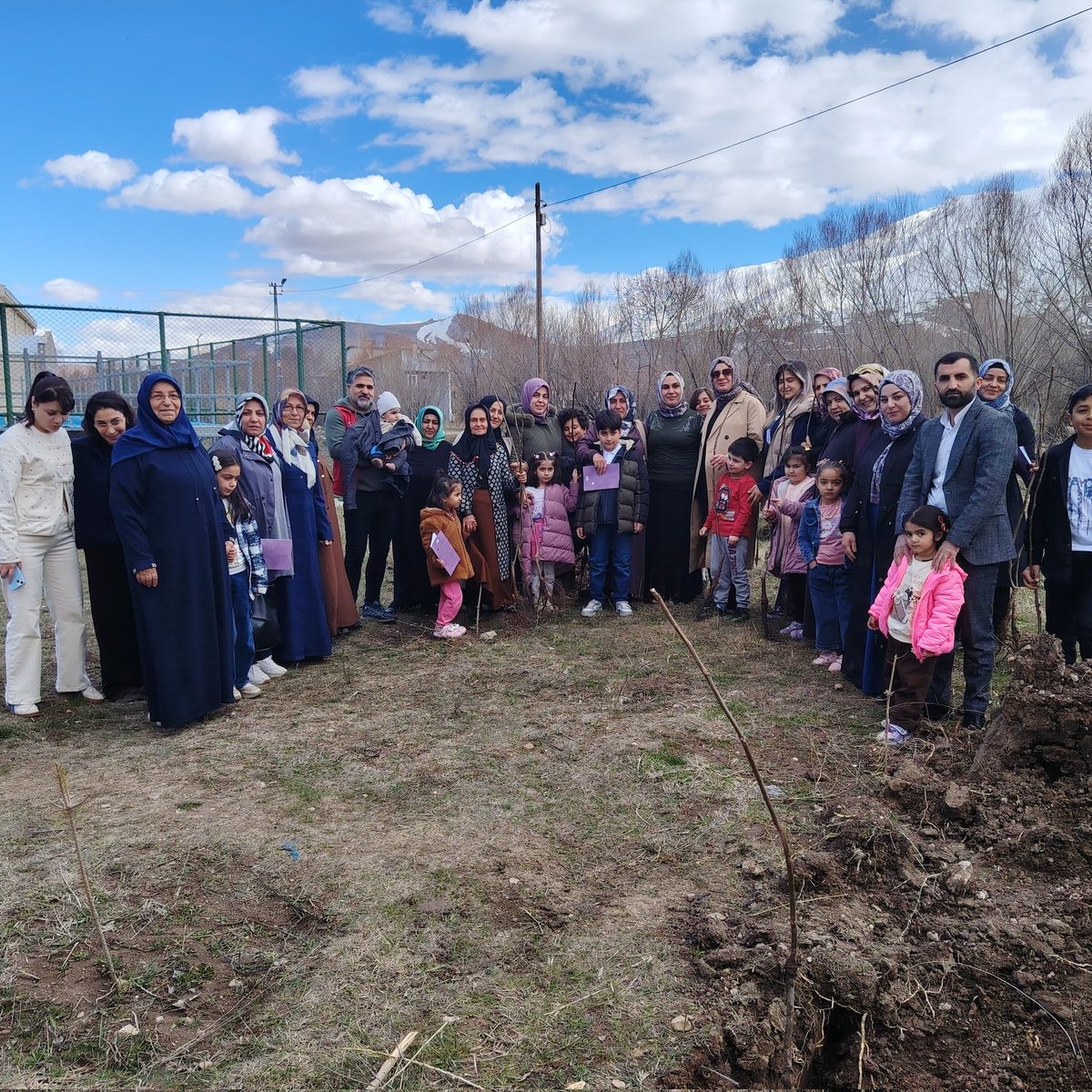 GSB_GevasGM's tweet photo. “Kıyametin kopacağını bilseniz bile elinizdeki fidanı dikin.” 🌿

Gençlik merkezimizde gençlerimiz ve aileleriyle fidanlarımızı toprakla buluşturduk.

🌱Toprağa umut, geleceğe nefes! https://t.co/ox5nEuA4X4