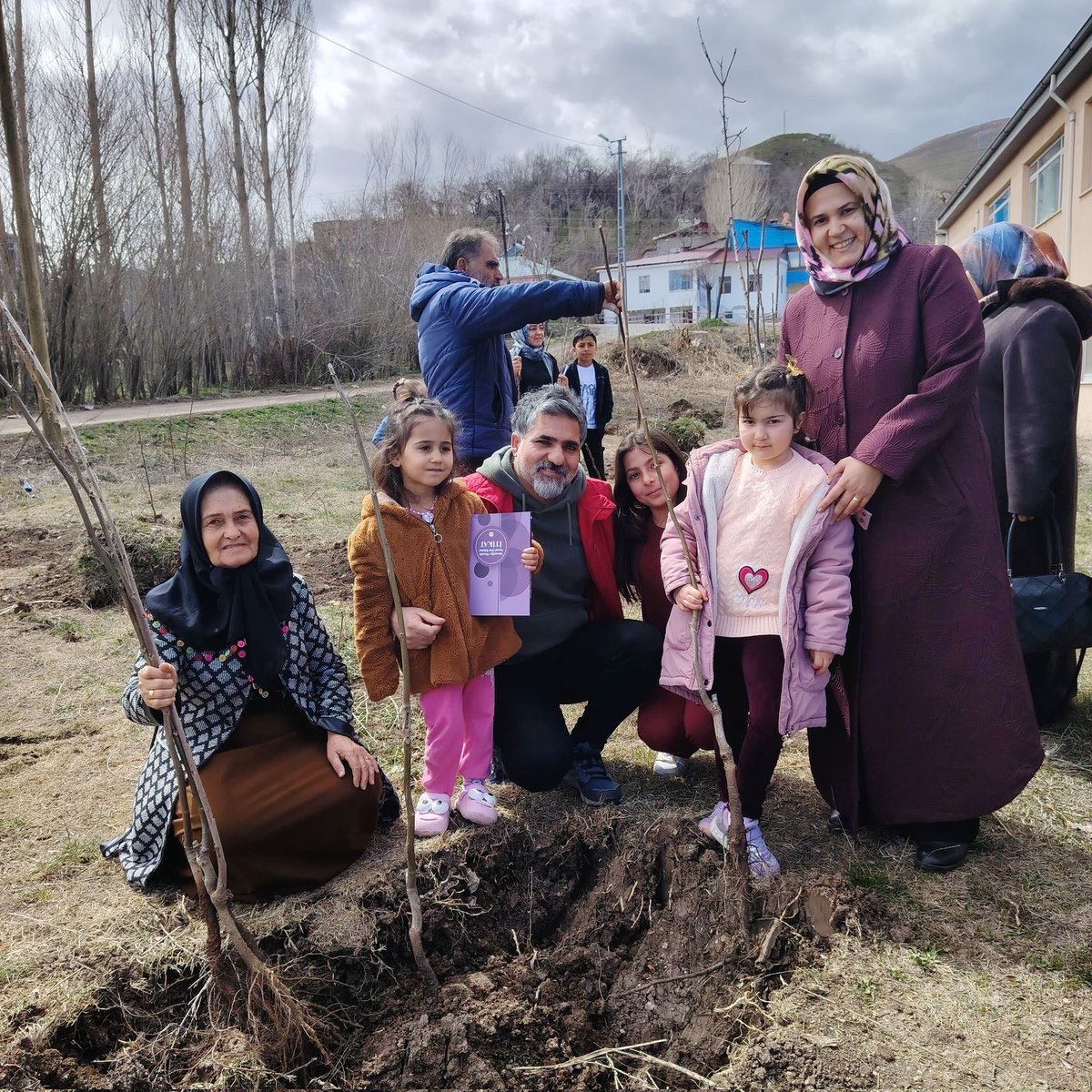 GSB_GevasGM's tweet photo. “Kıyametin kopacağını bilseniz bile elinizdeki fidanı dikin.” 🌿

Gençlik merkezimizde gençlerimiz ve aileleriyle fidanlarımızı toprakla buluşturduk.

🌱Toprağa umut, geleceğe nefes! https://t.co/ox5nEuA4X4