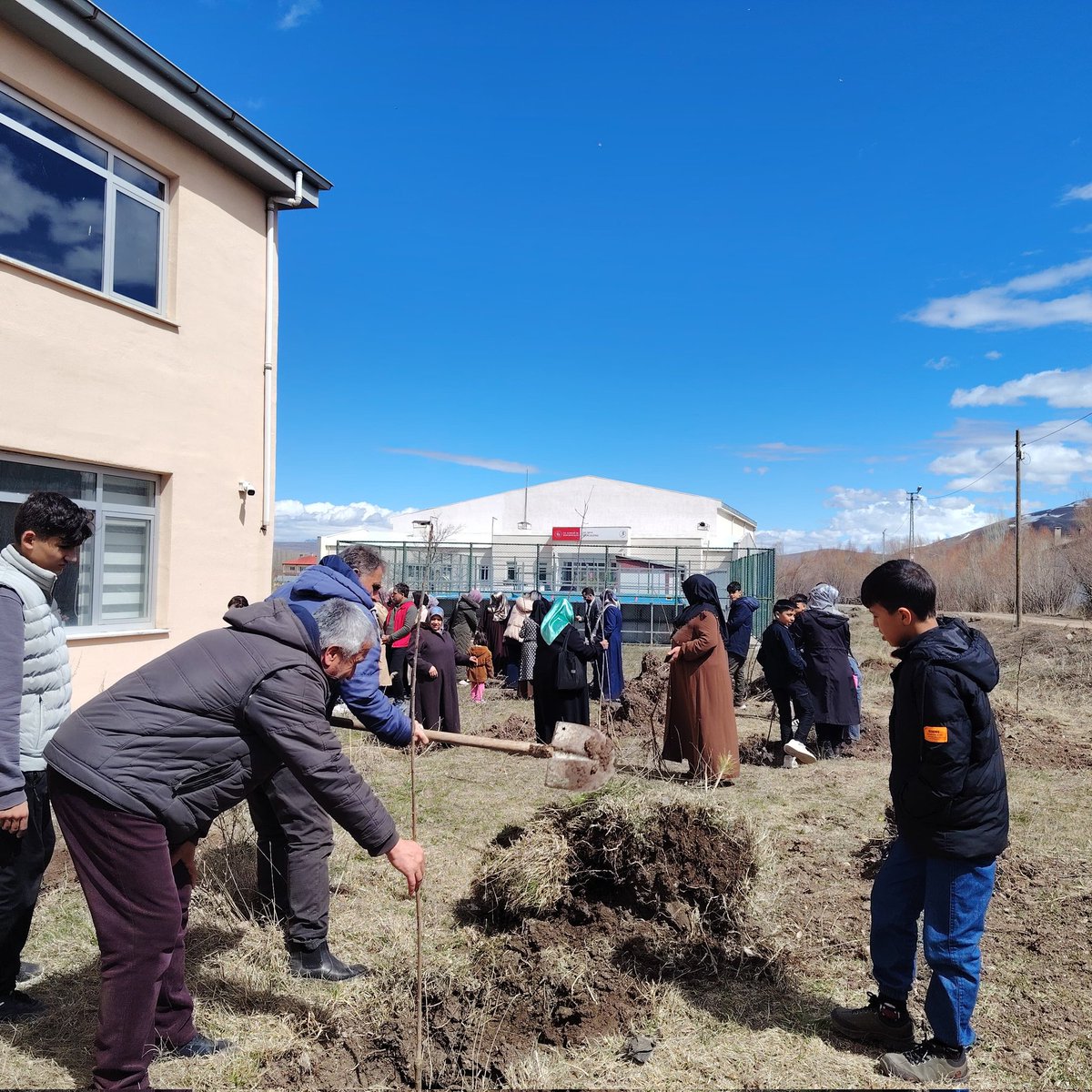 GSB_GevasGM's tweet photo. “Kıyametin kopacağını bilseniz bile elinizdeki fidanı dikin.” 🌿

Gençlik merkezimizde gençlerimiz ve aileleriyle fidanlarımızı toprakla buluşturduk.

🌱Toprağa umut, geleceğe nefes! https://t.co/ox5nEuA4X4
